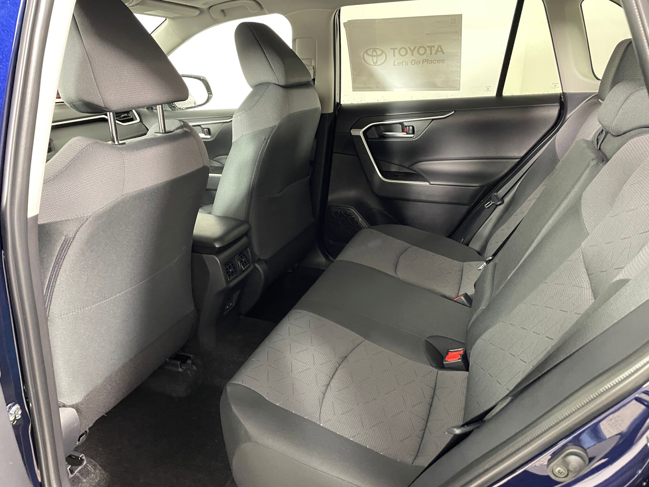 2025 Toyota RAV4 XLE photo 4