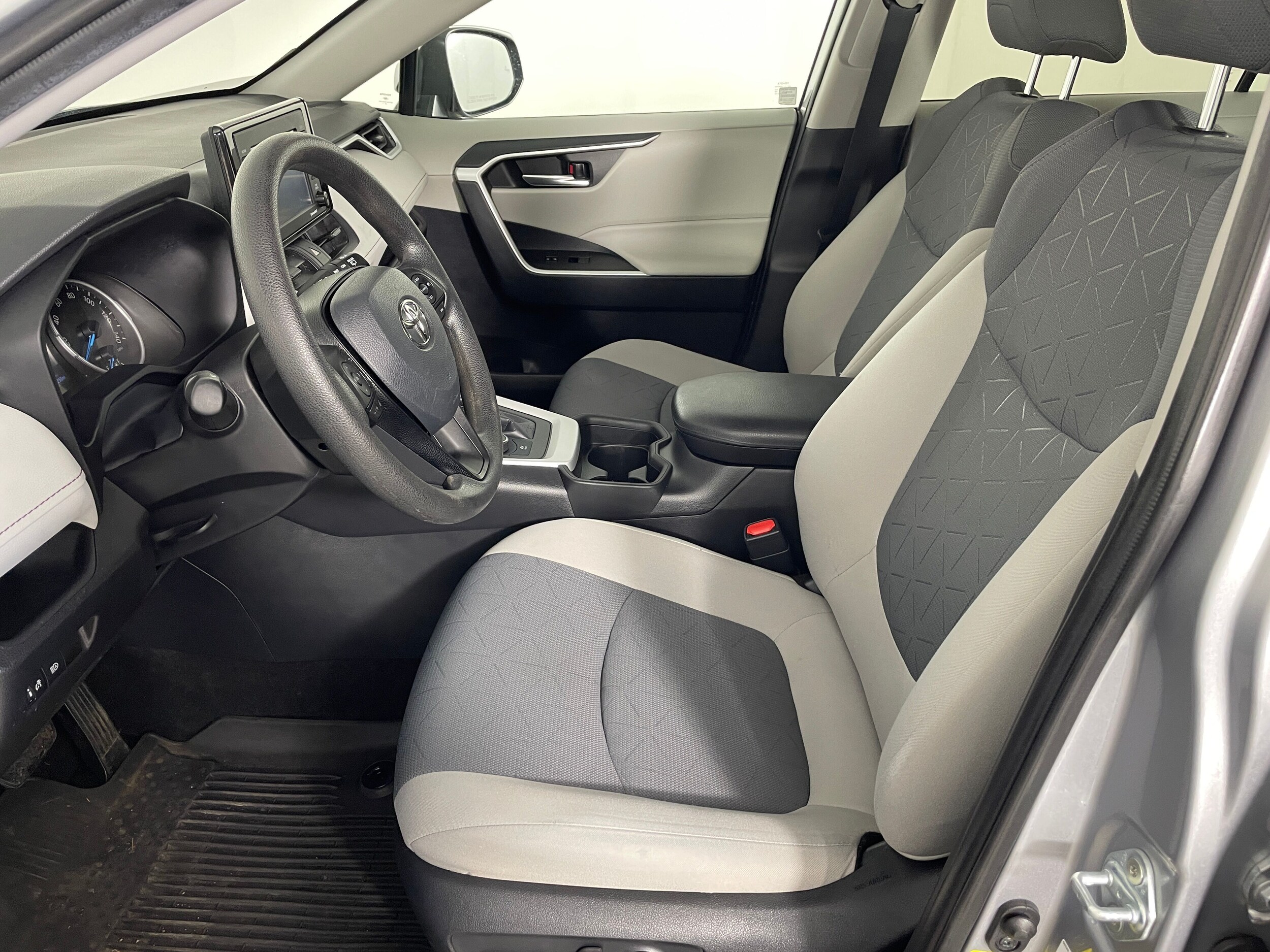2021 Toyota RAV4 Hybrid XLE photo 2