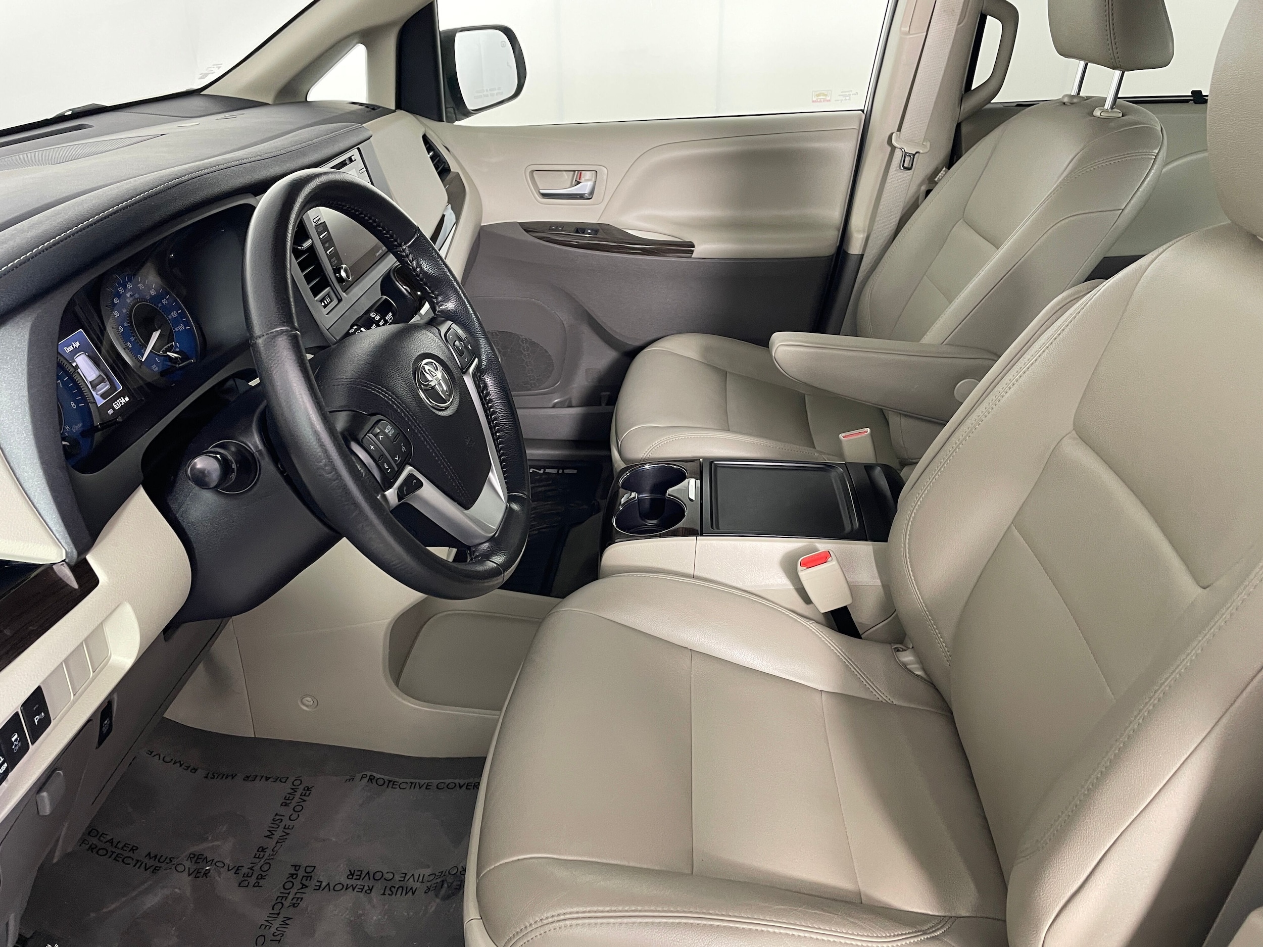 2020 Toyota Sienna XLE 8 Passenger photo 2