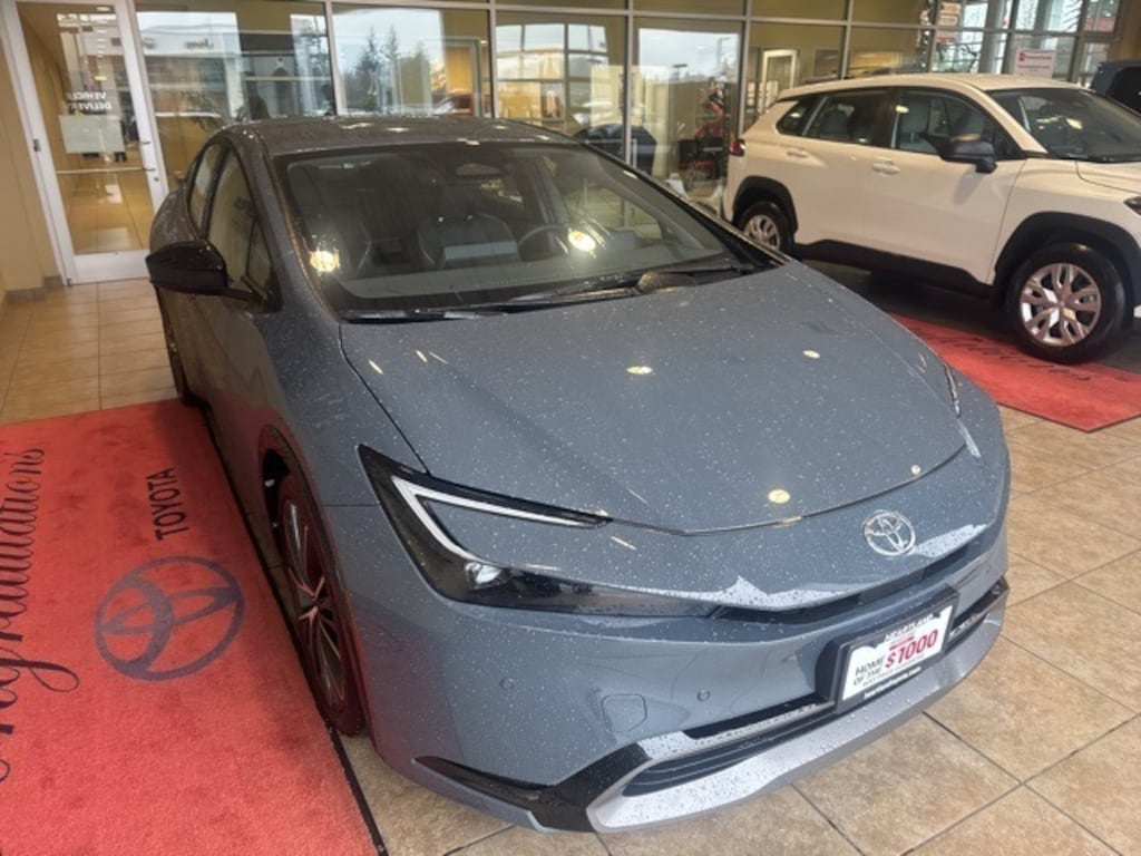 Used 2025 Toyota Prius XLE Hatchback