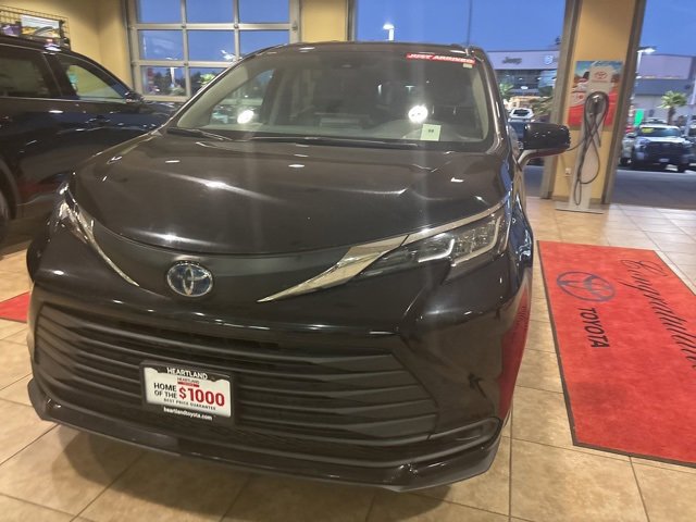 2021 Toyota Sienna LE photo 2