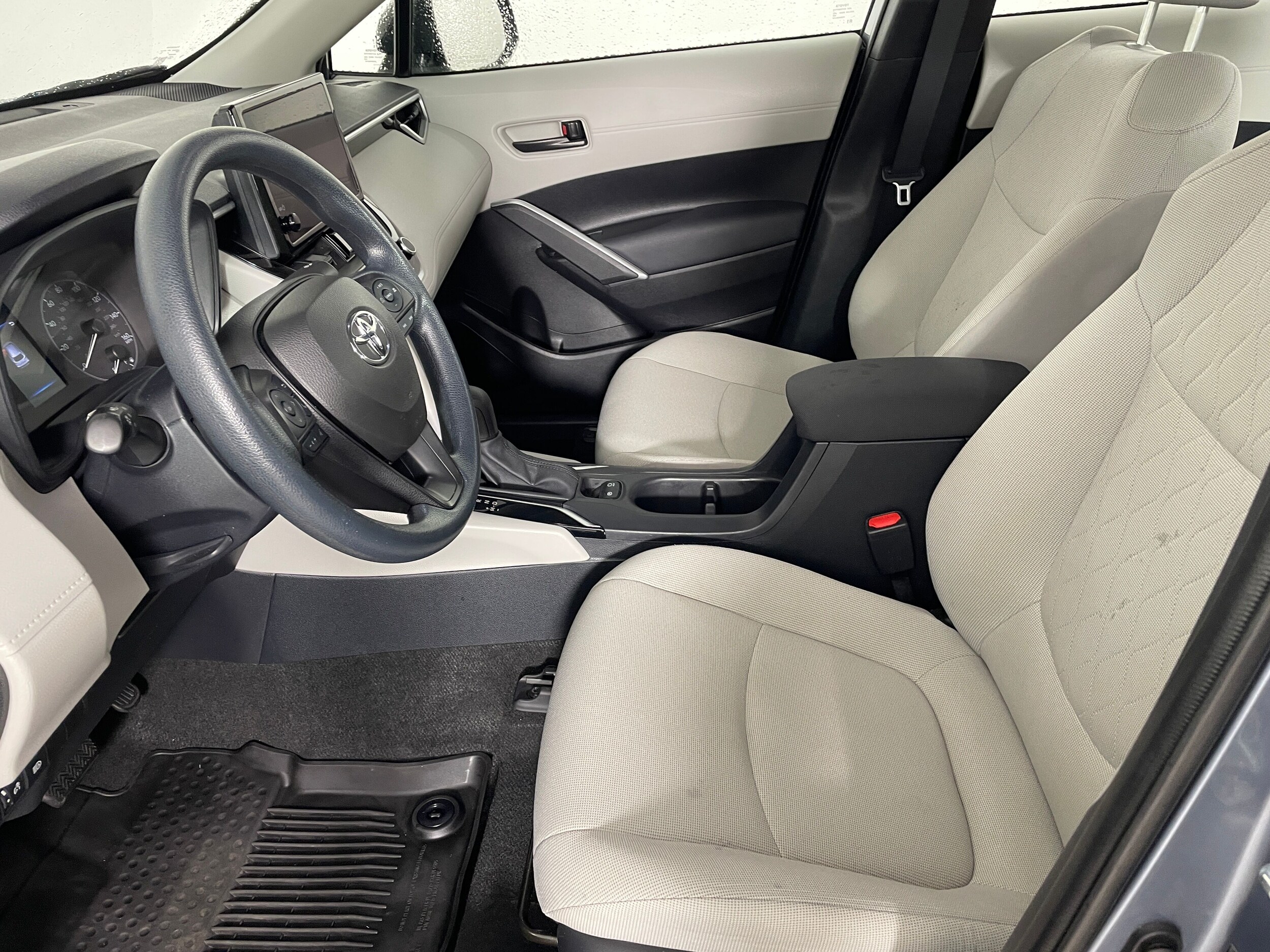 2023 Toyota Corolla Cross L photo 2