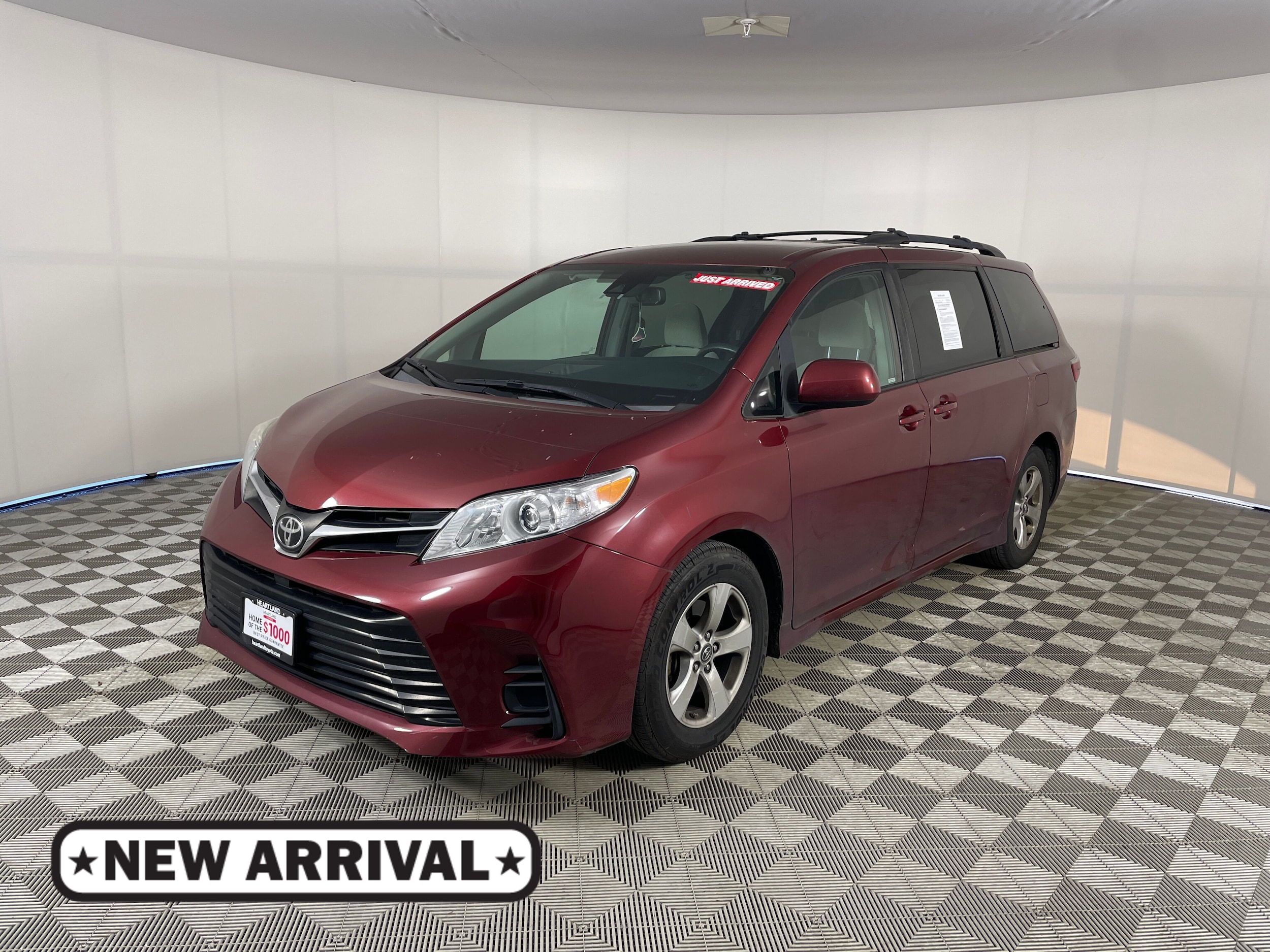 2019 Toyota Sienna LE V6 8-Passenger's photo