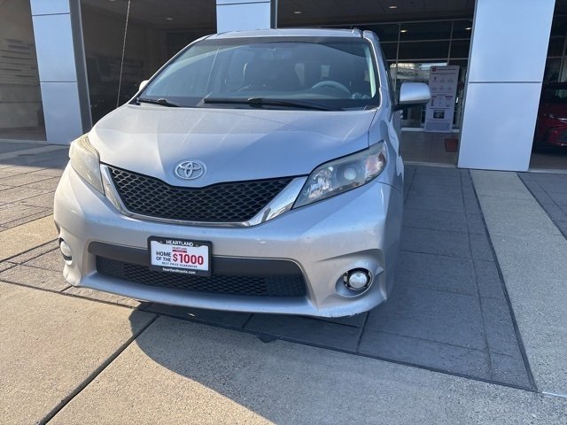 2014 Toyota Sienna SE photo 2