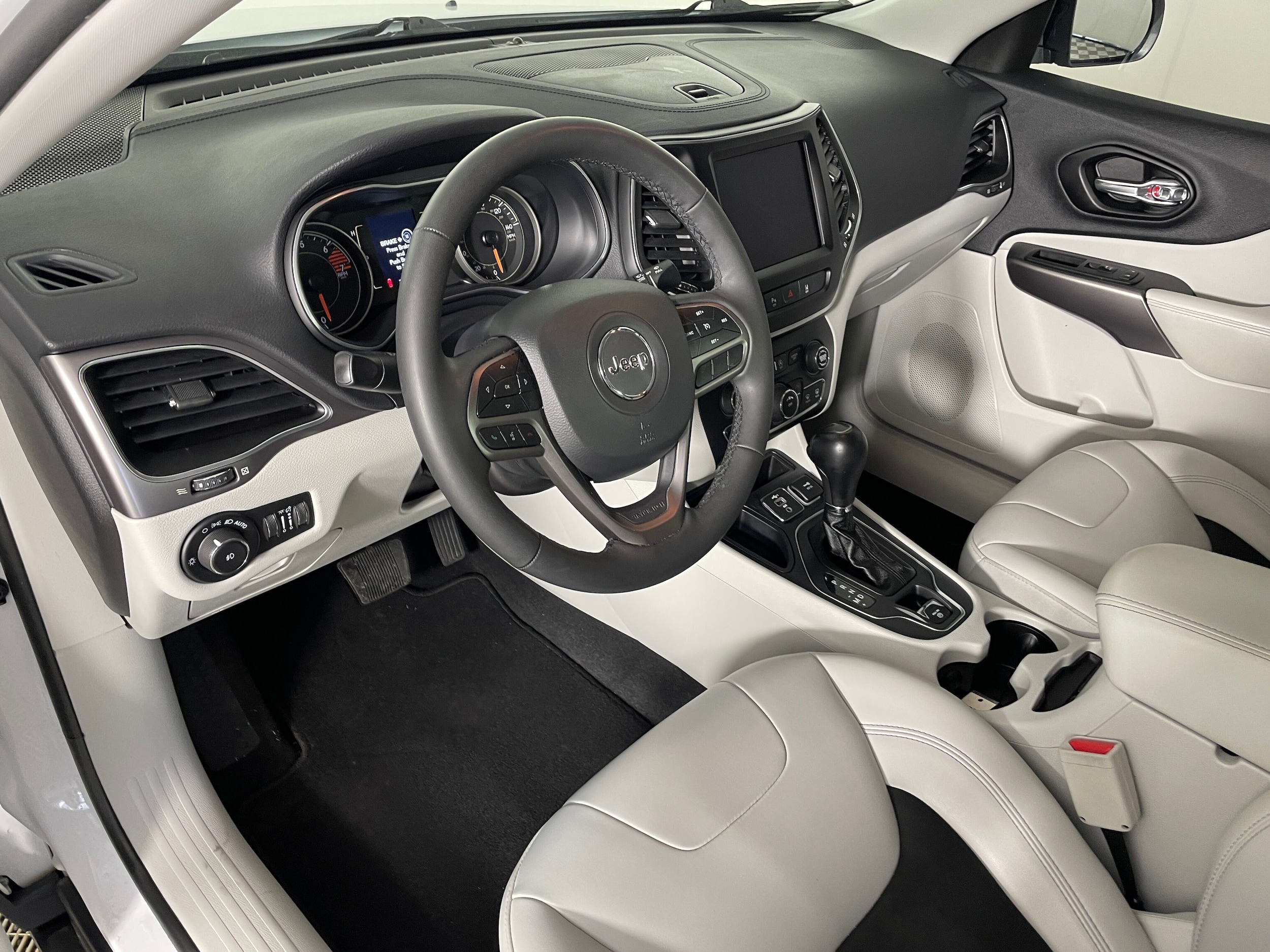 2021 Jeep Cherokee Latitude Plus photo 2