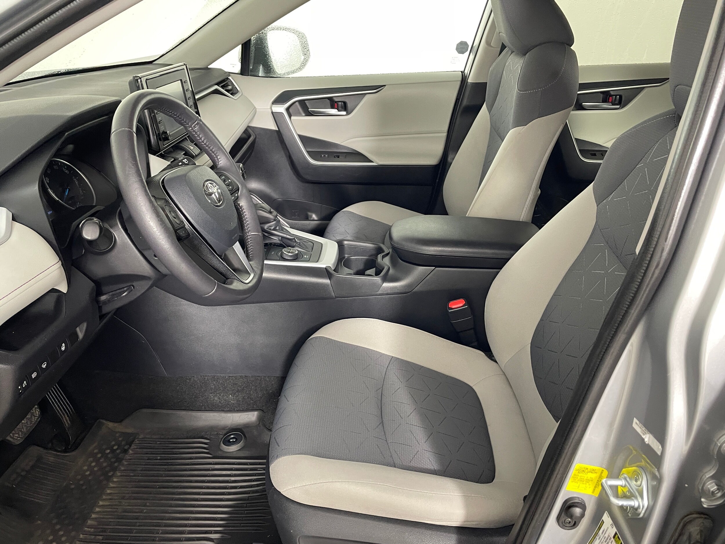 2021 Toyota RAV4 Hybrid XLE photo 2