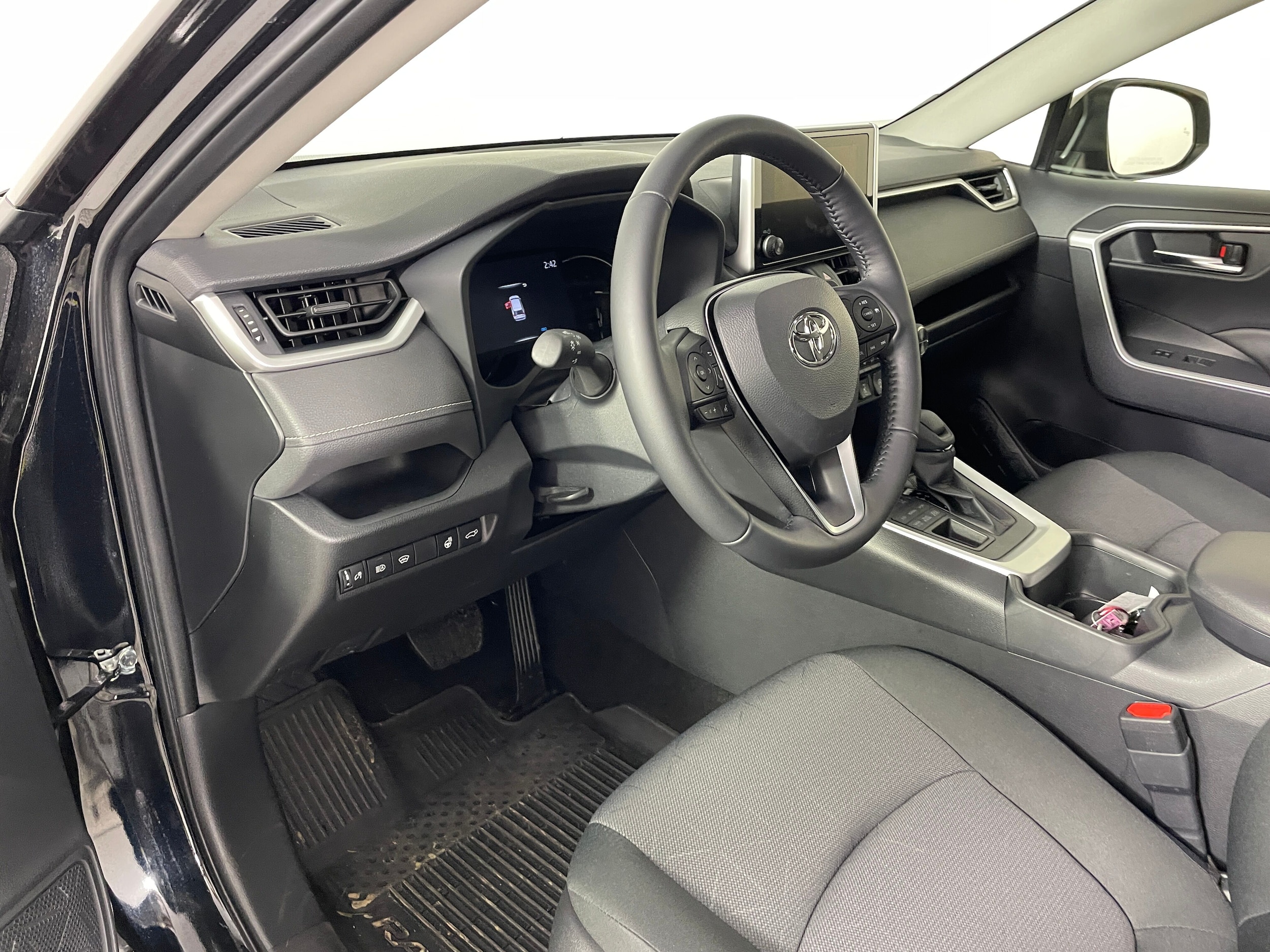 2025 Toyota RAV4 XLE photo 3