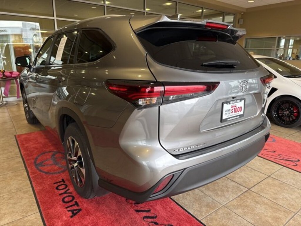 Used 2025 Toyota Highlander Hybrid XLE SUV