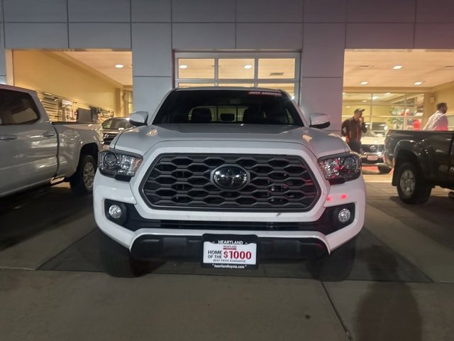 2022 Toyota Tacoma TRD Off-Road photo 2