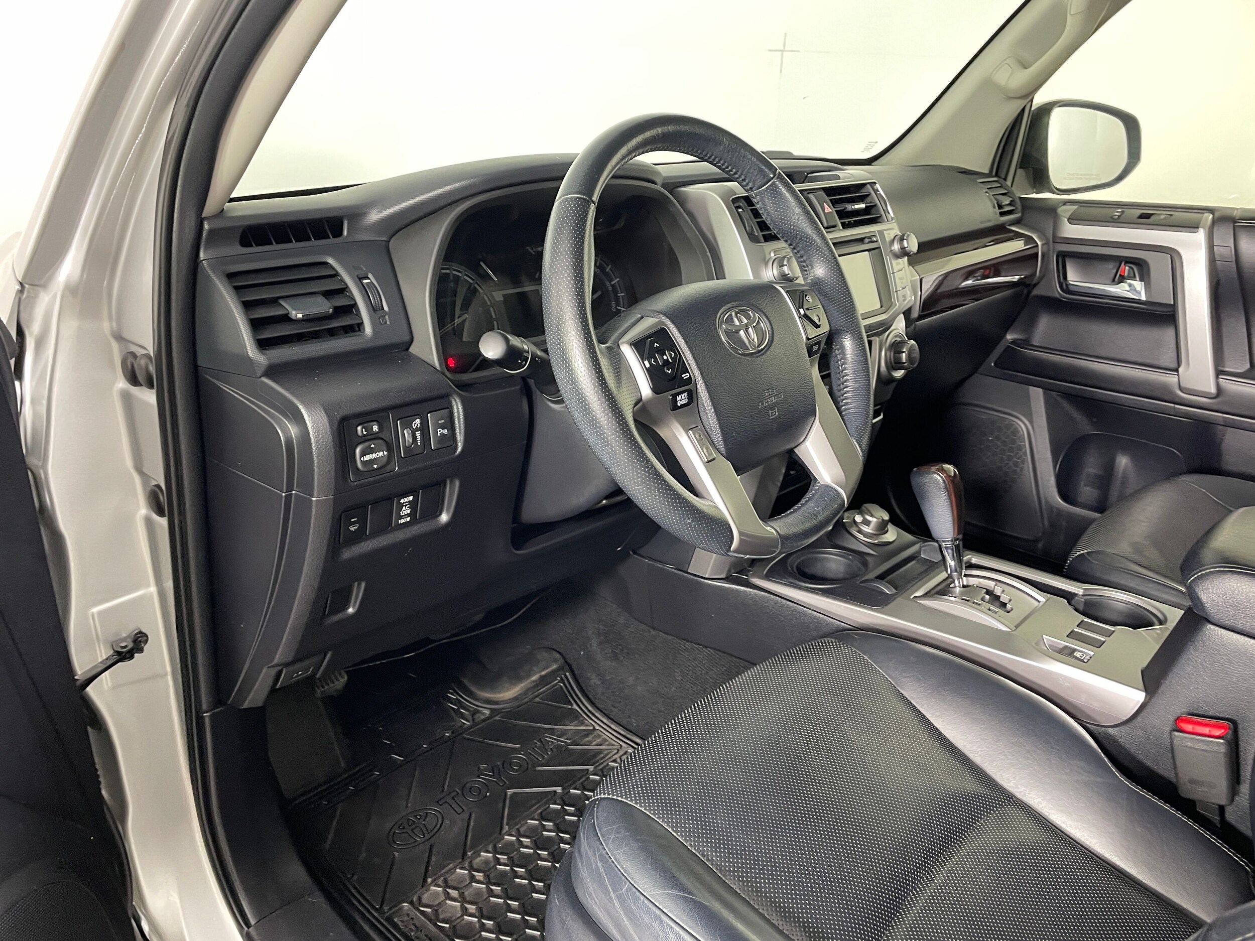 2014 Toyota 4Runner SR5 photo 3