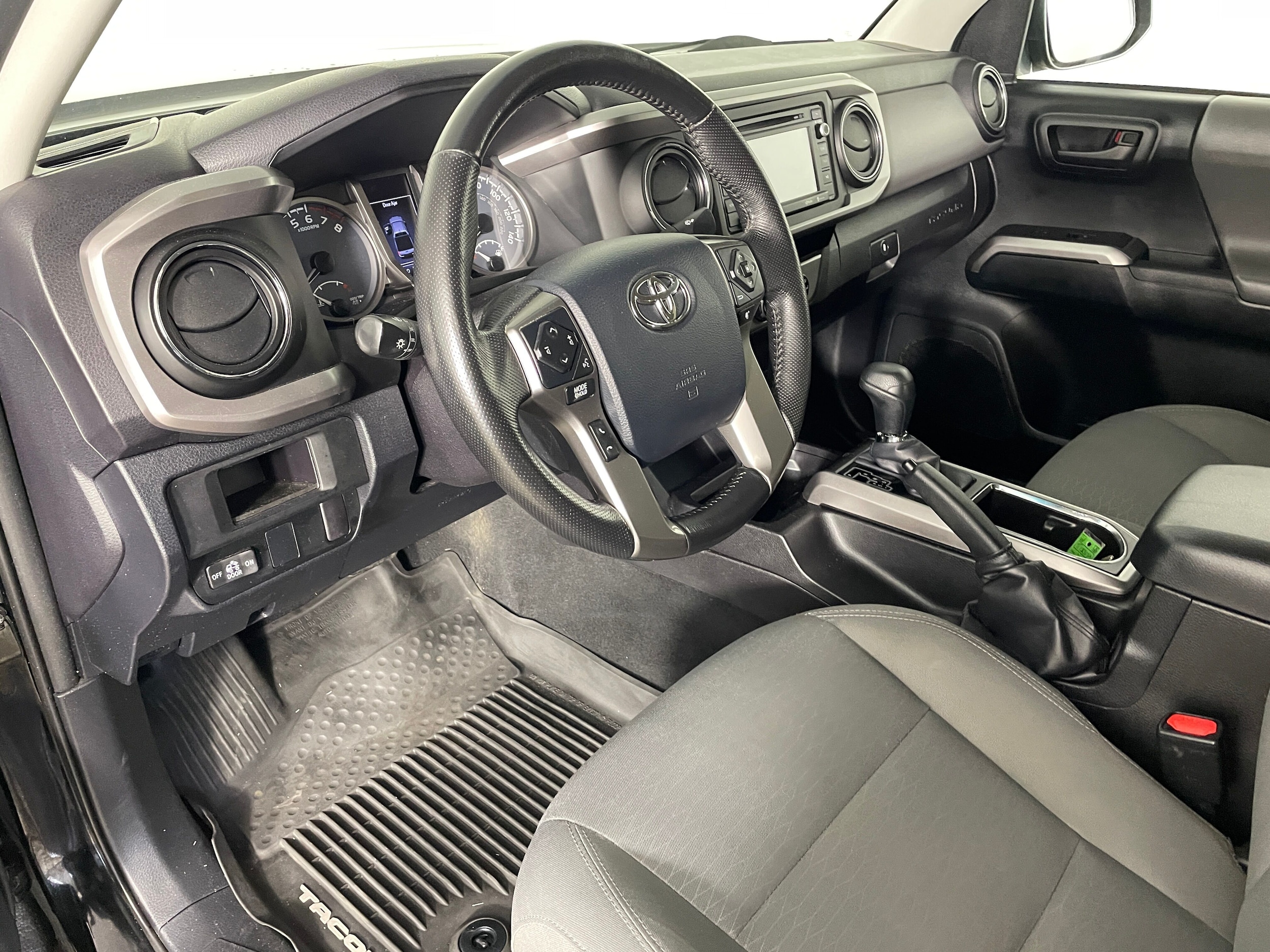 2016 Toyota Tacoma SR5 V6 photo 2
