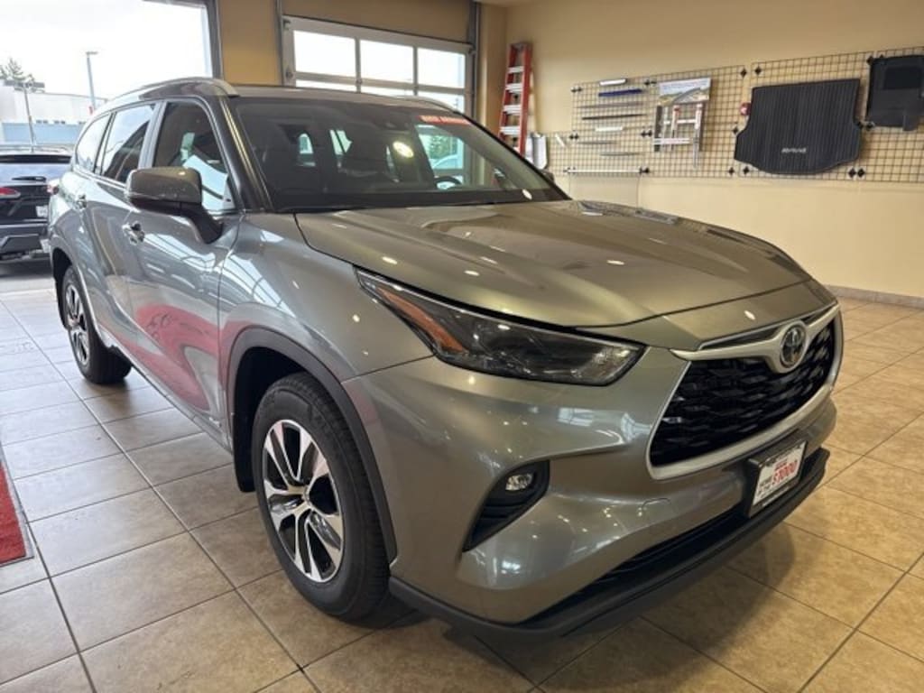 Used 2025 Toyota Highlander Hybrid XLE SUV