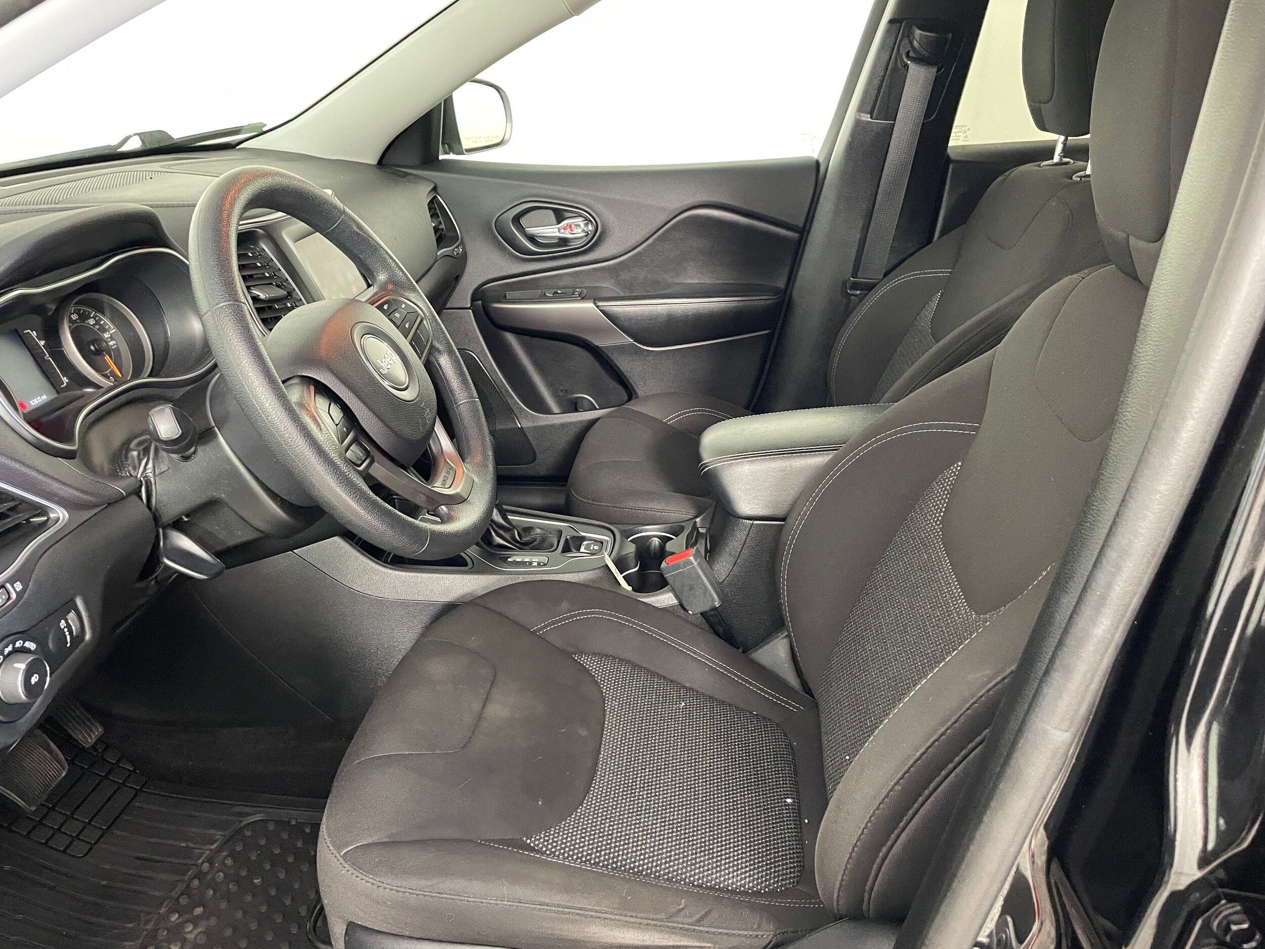 2019 Jeep Cherokee Latitude photo 2