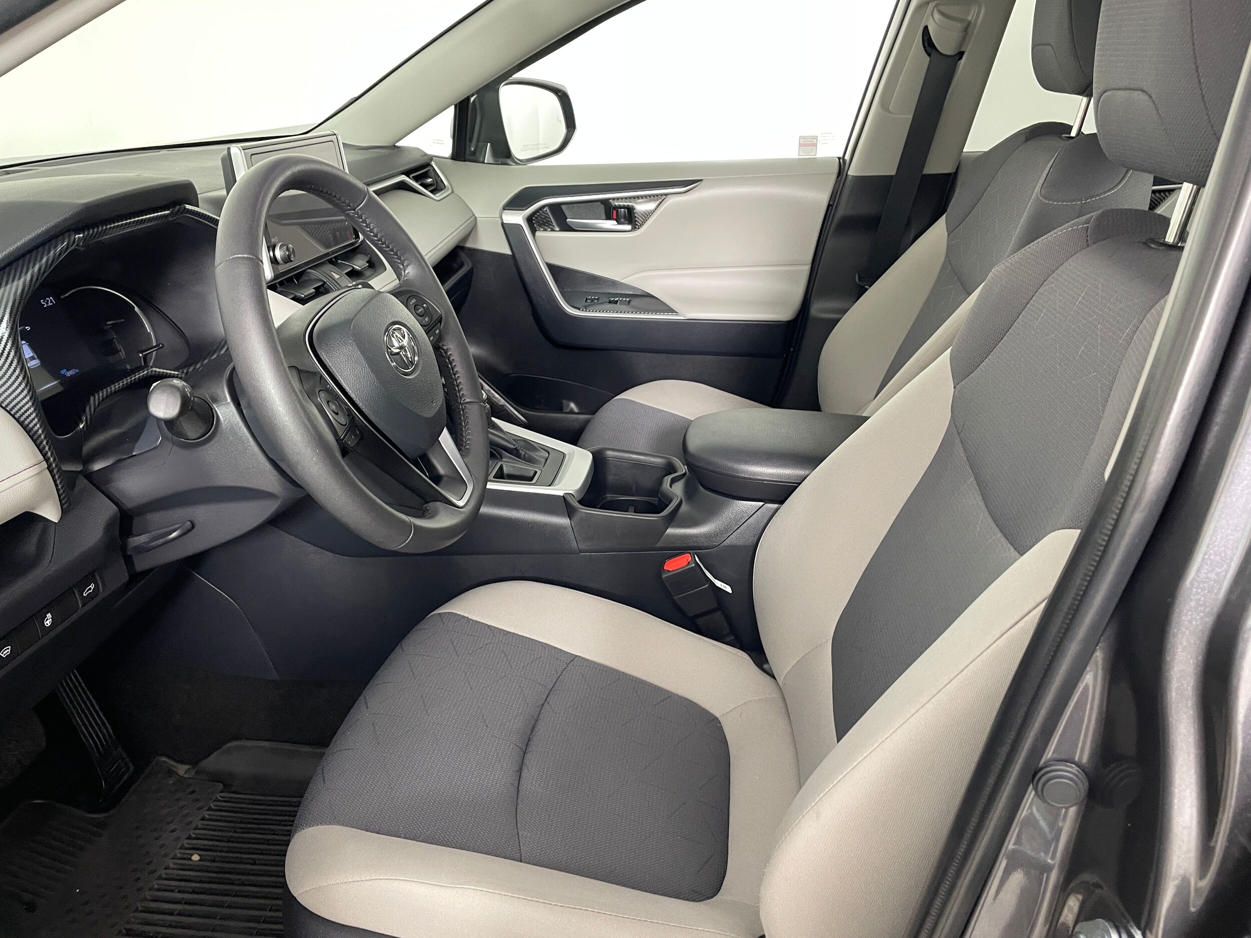 2024 Toyota RAV4 XLE photo 2