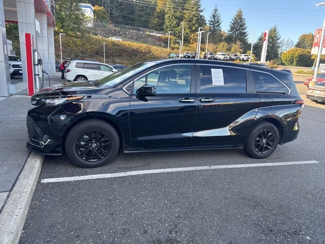 2022 Toyota Sienna XLE photo 3