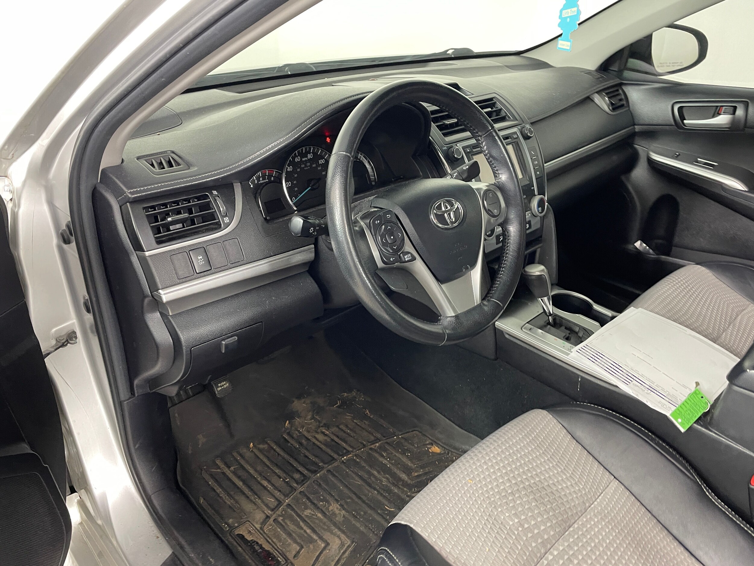 2013 Toyota Camry XLE photo 3
