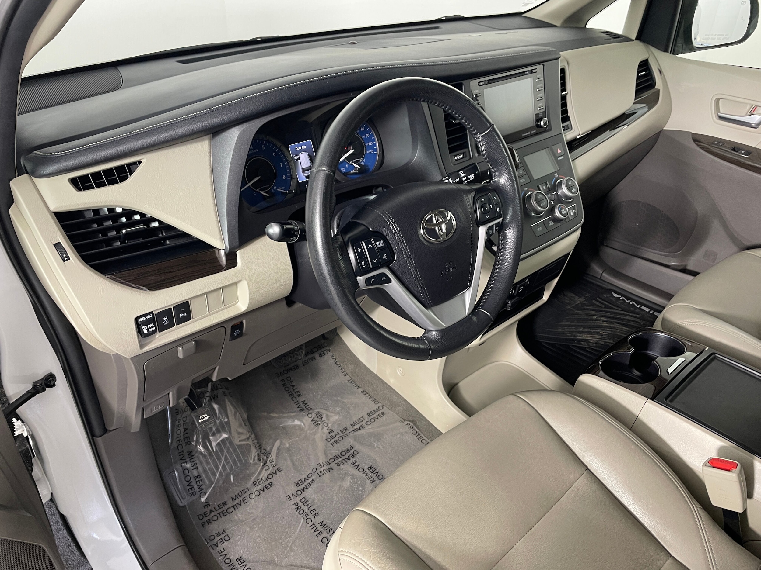 2020 Toyota Sienna XLE 8 Passenger photo 3