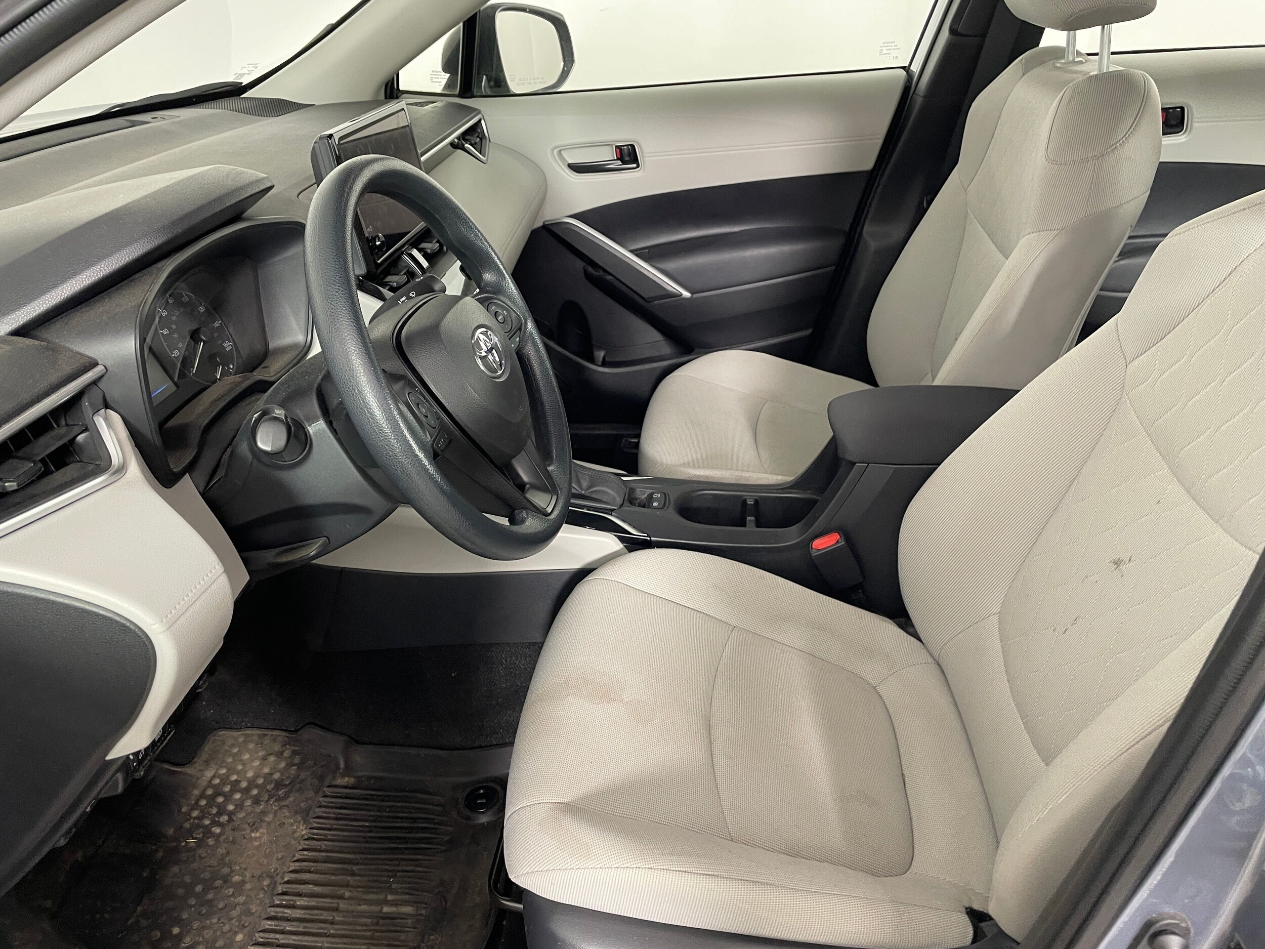 2023 Toyota Corolla Cross L photo 2