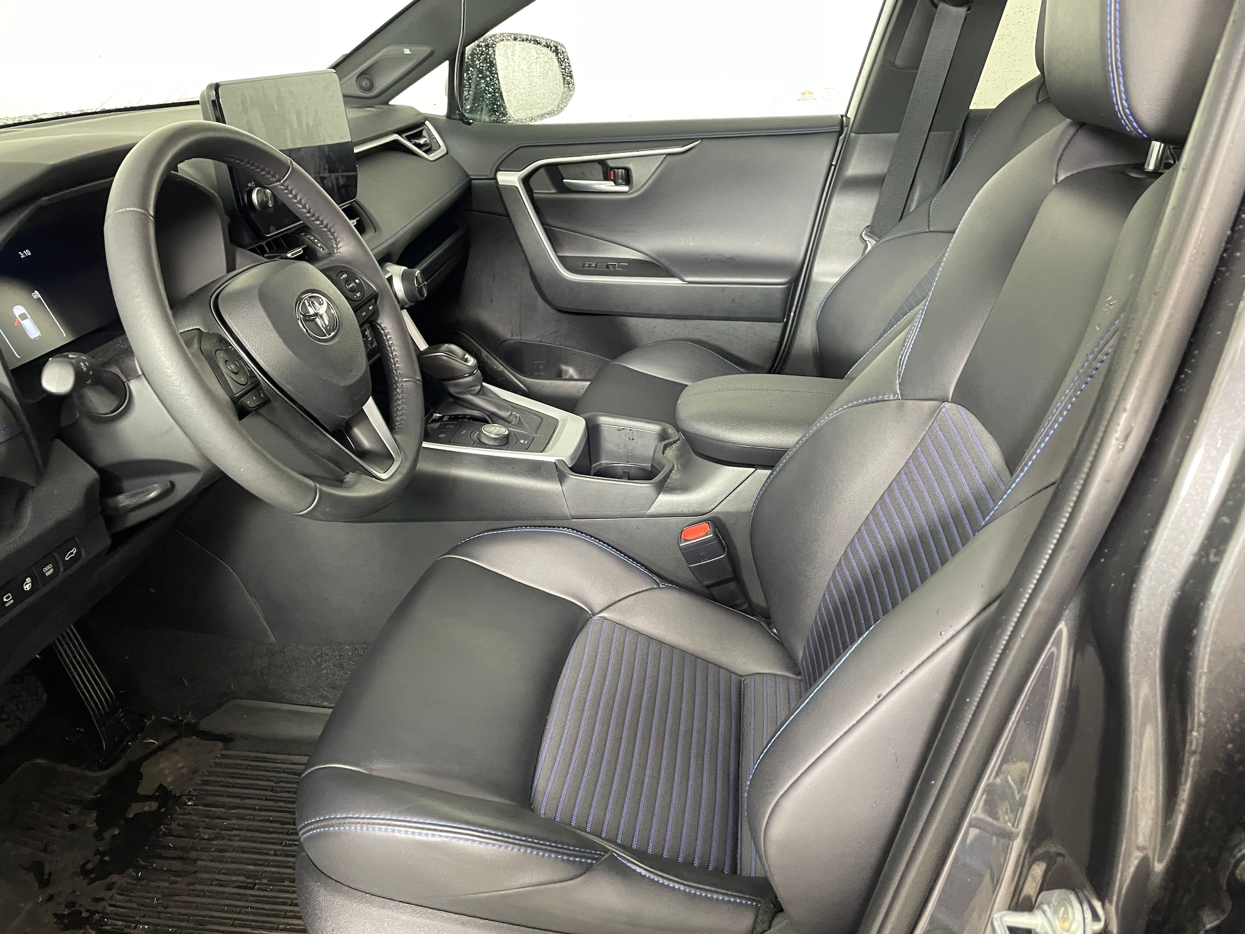 Used 2024 Toyota RAV4 XSE with VIN 2T3E6RFVXRW053406 for sale in Kansas City