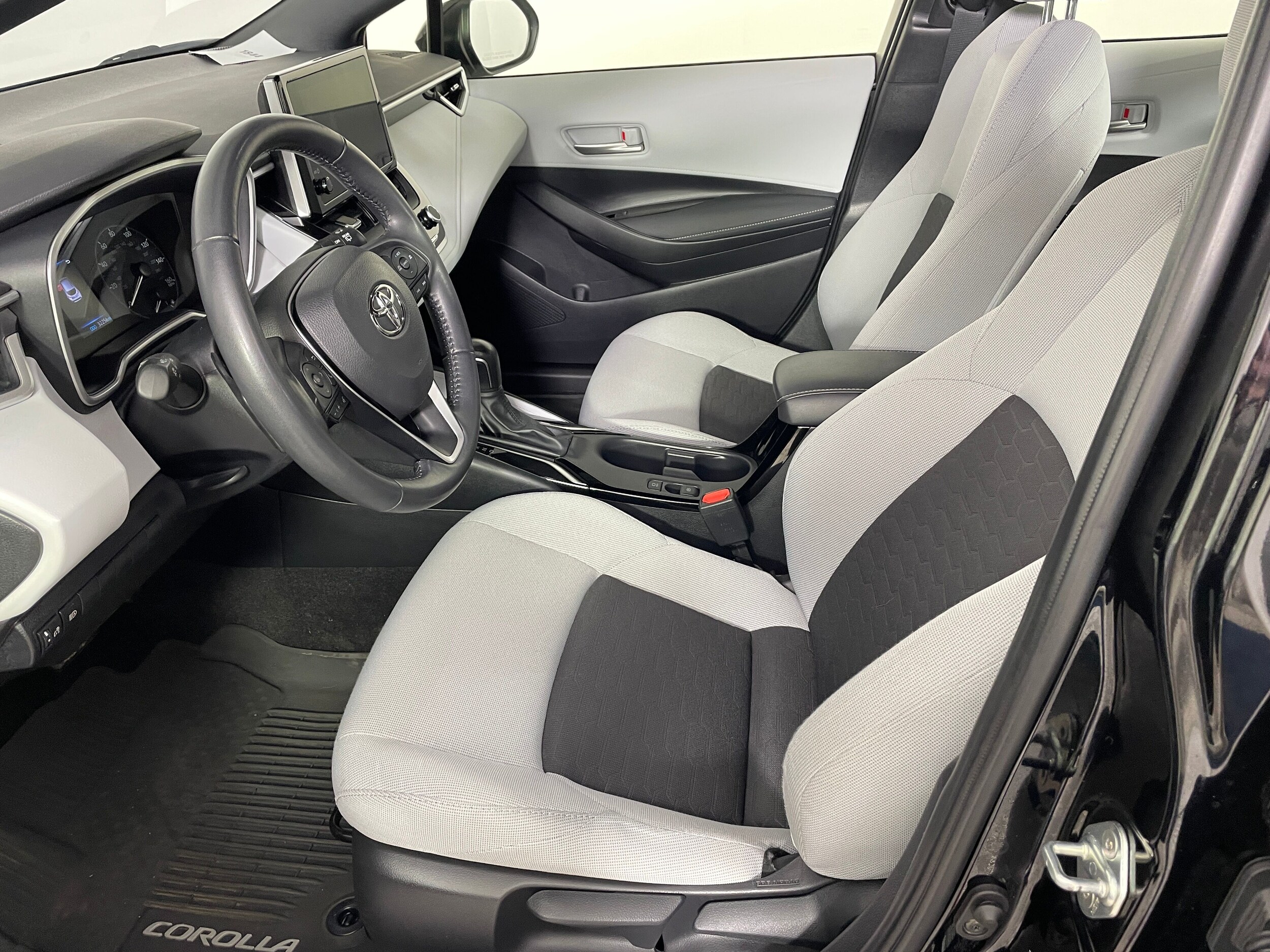 2023 Toyota Corolla SE photo 2