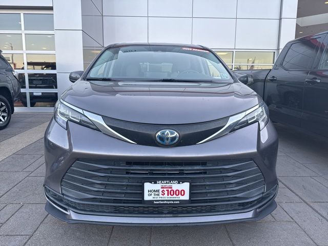 2021 Toyota Sienna LE 8 Passenger photo 2