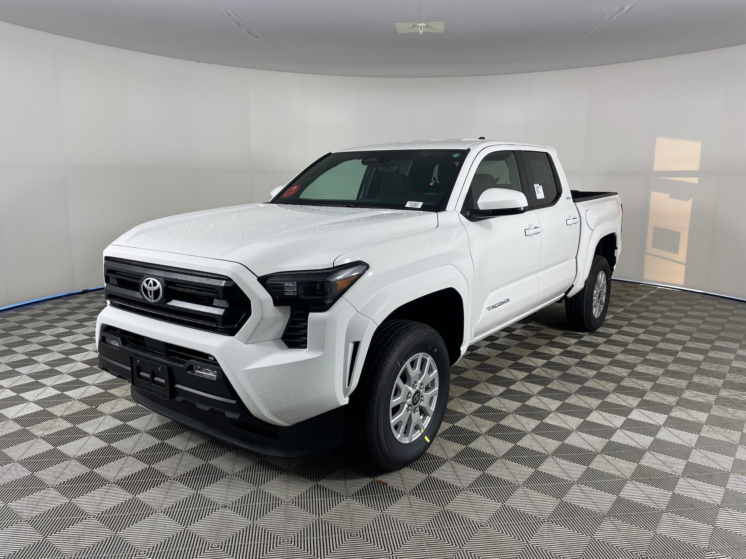 2025 Toyota Tacoma SR5's photo