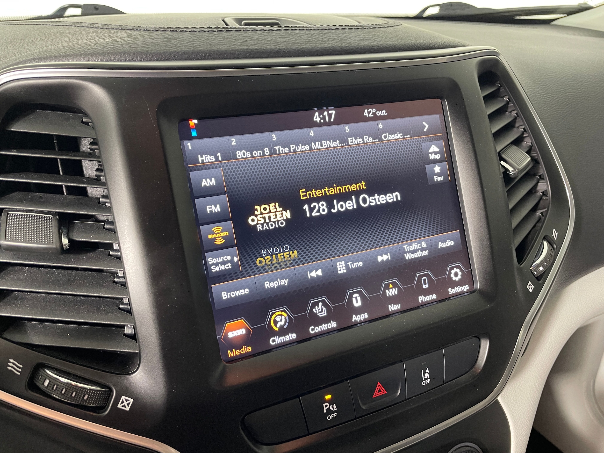 2021 Jeep Cherokee Latitude Plus photo 6