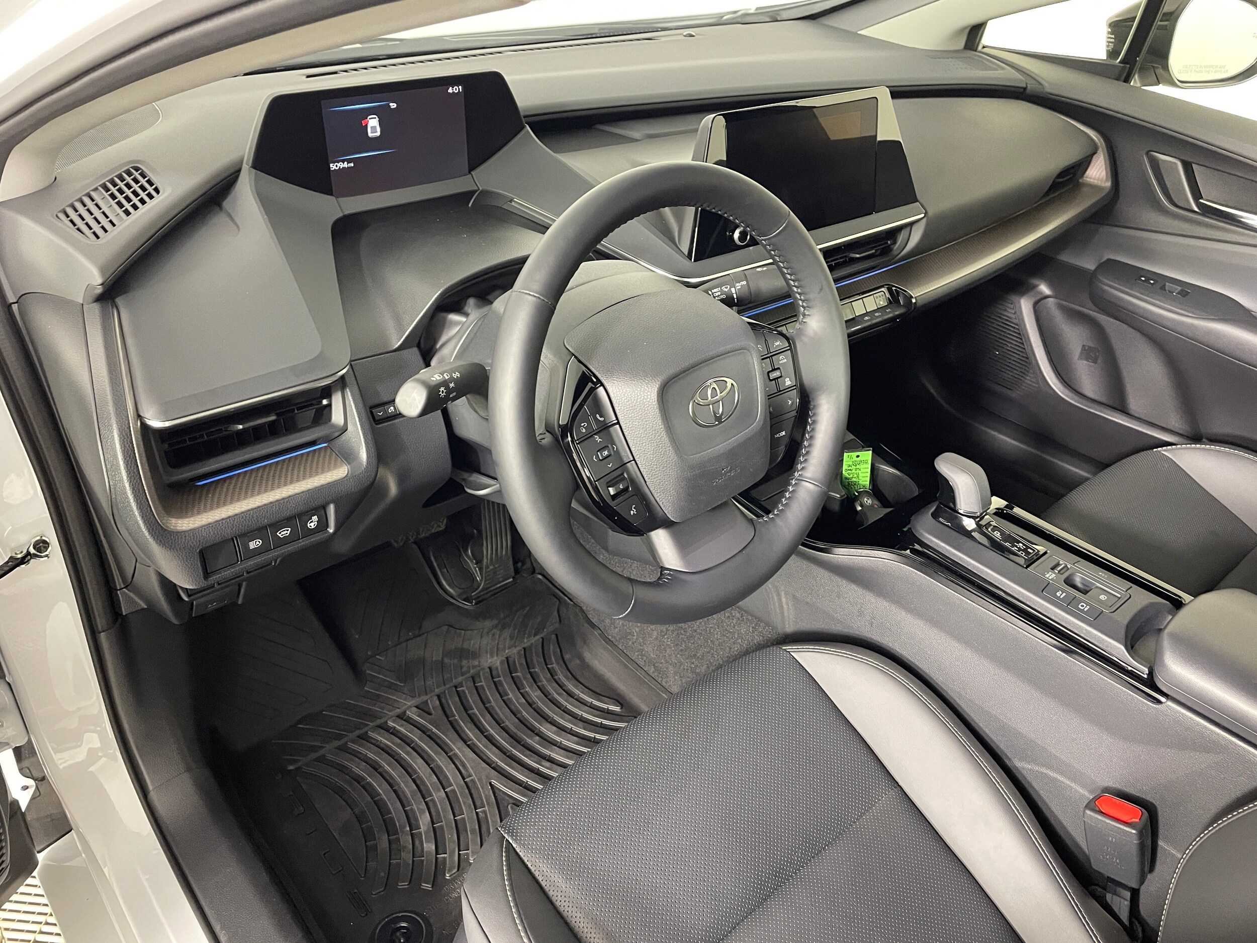 2025 Toyota Prius XLE photo 3