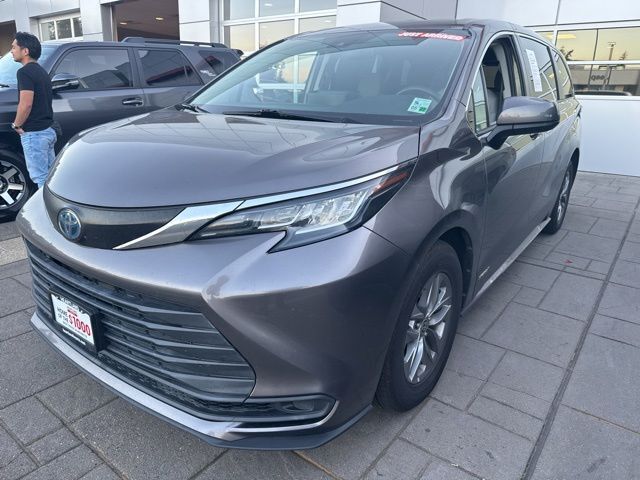 2021 Toyota Sienna LE 8 Passenger photo 3