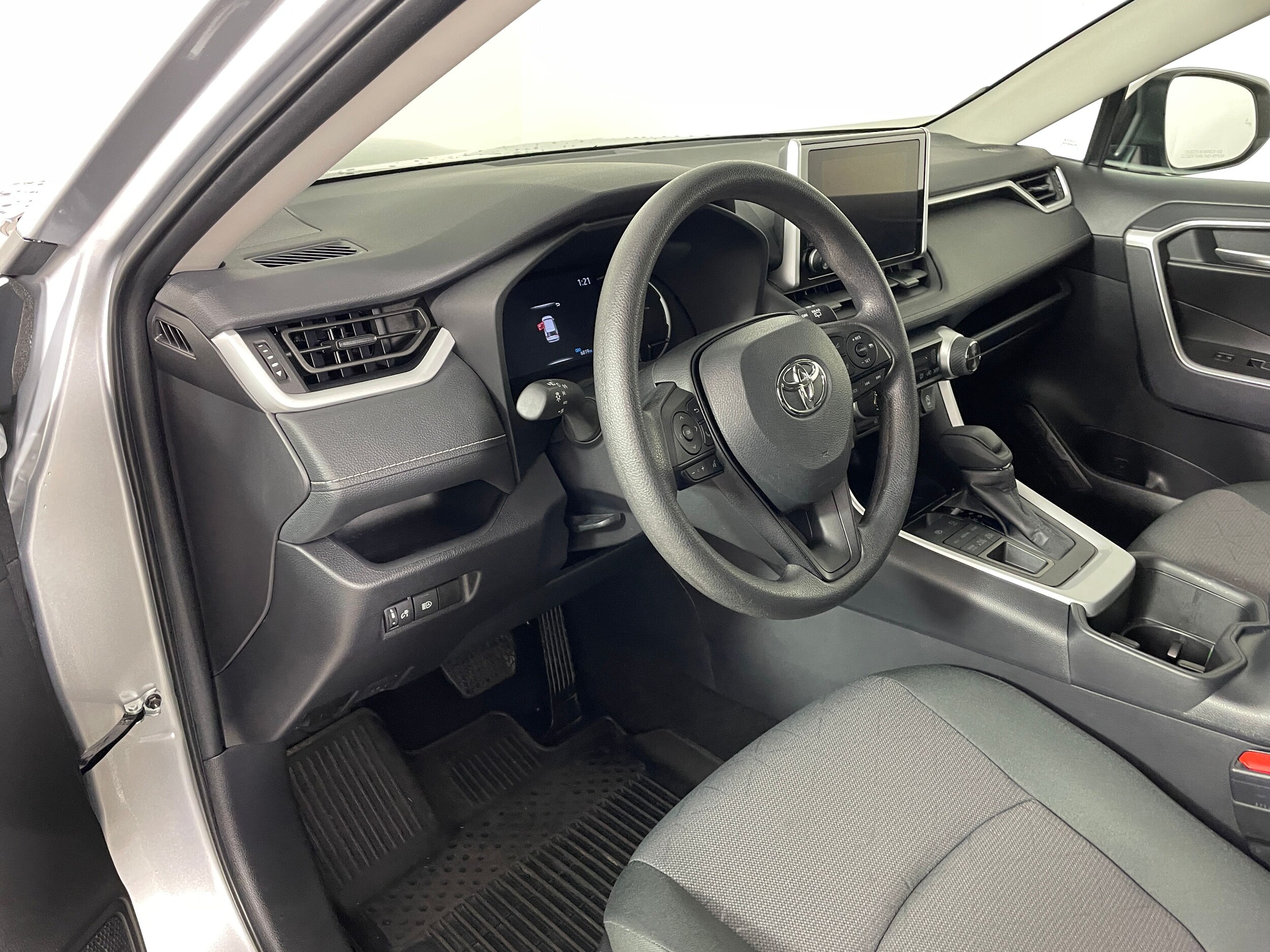 2025 Toyota RAV4 XLE photo 3