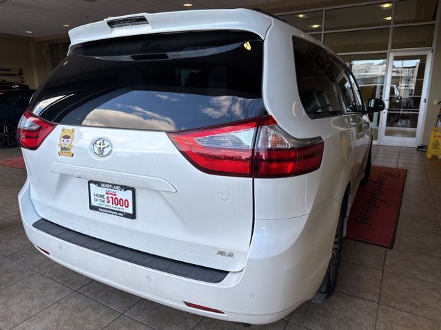 2020 Toyota Sienna XLE 8 Passenger photo 6