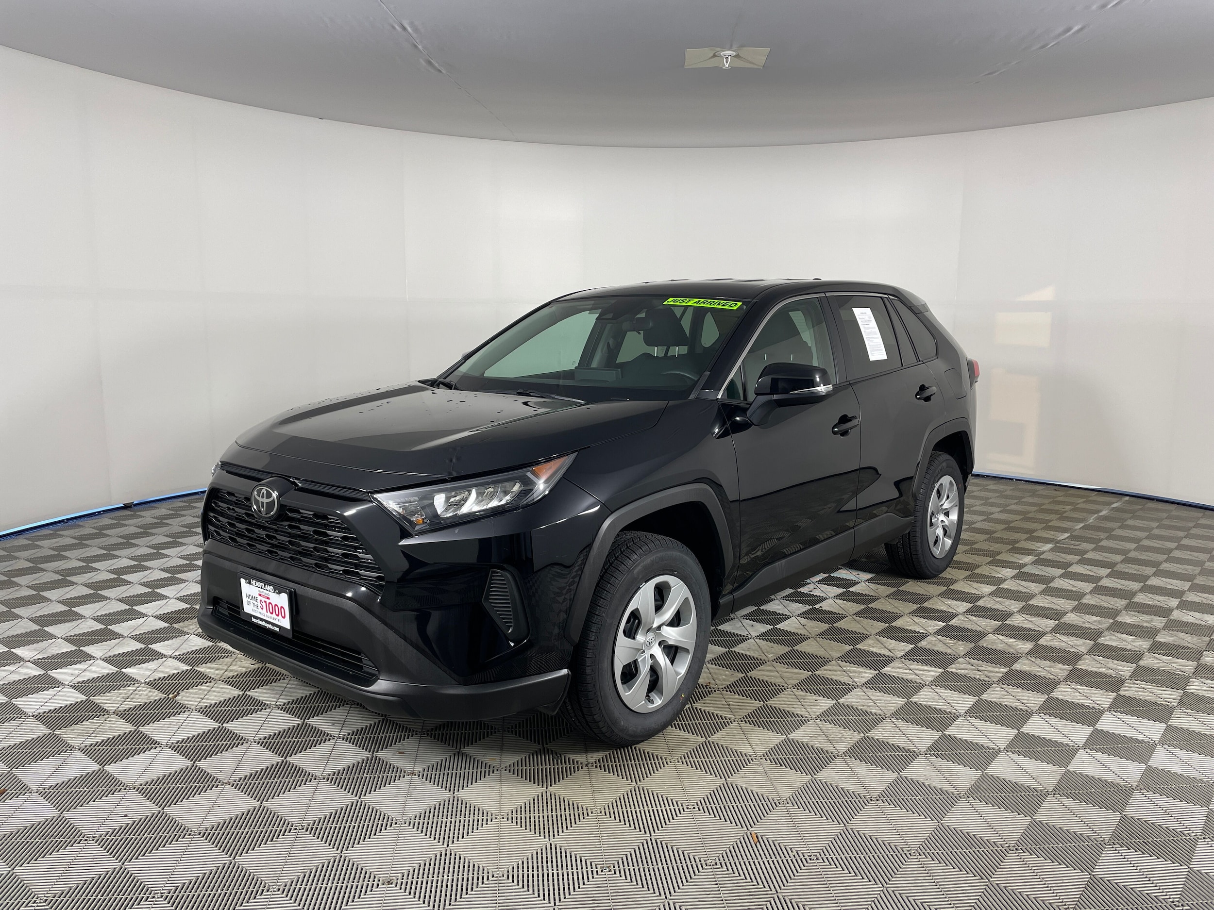 2022 Toyota RAV4 LE's photo
