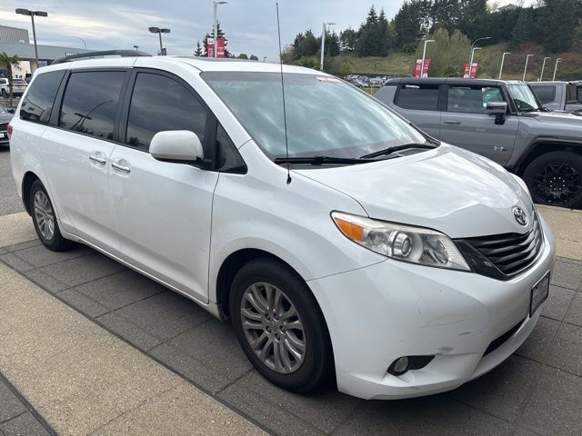 2013 Toyota Sienna XLE V6 8 Passenger photo 3