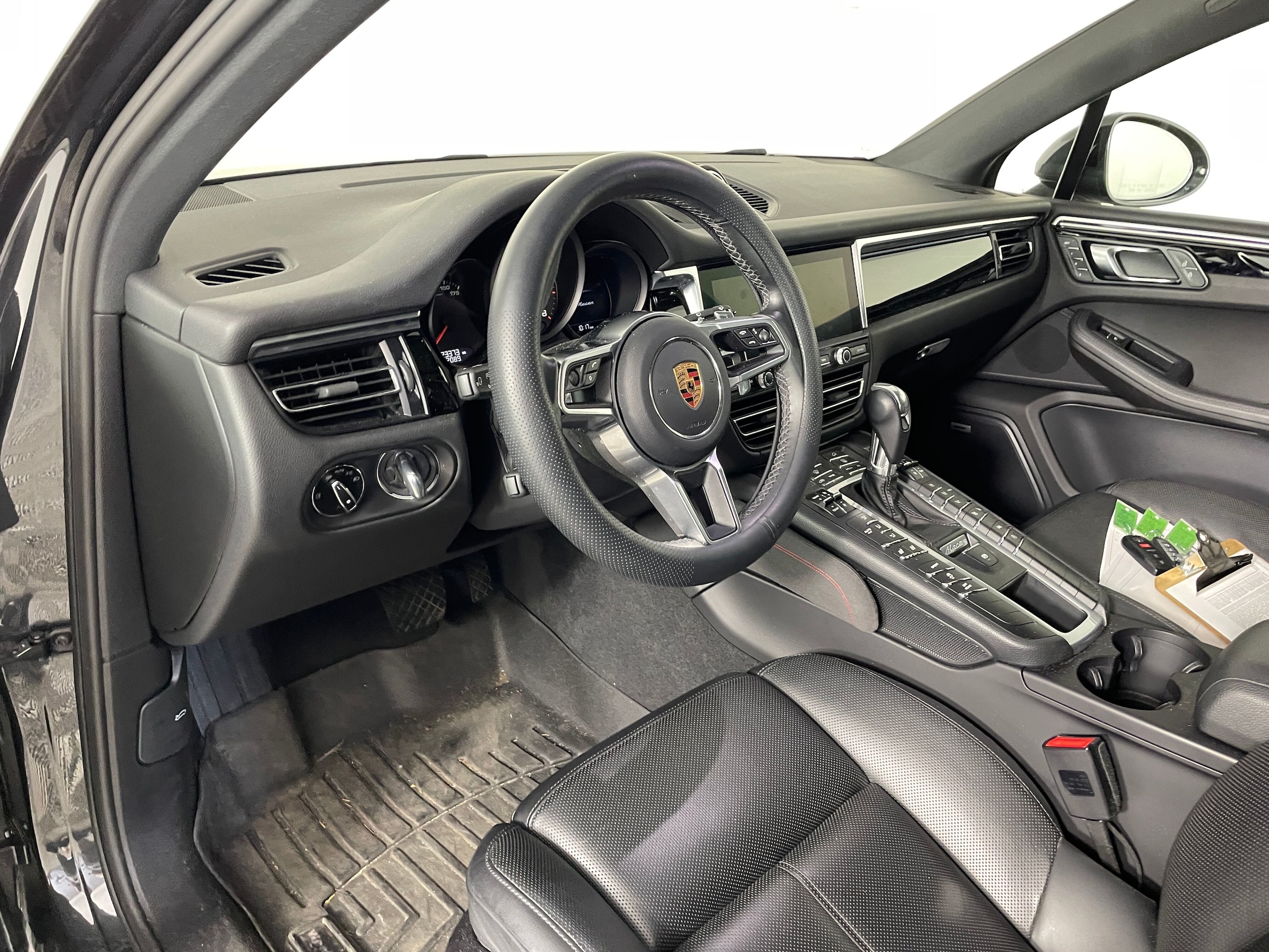 2020 Porsche Macan photo 3