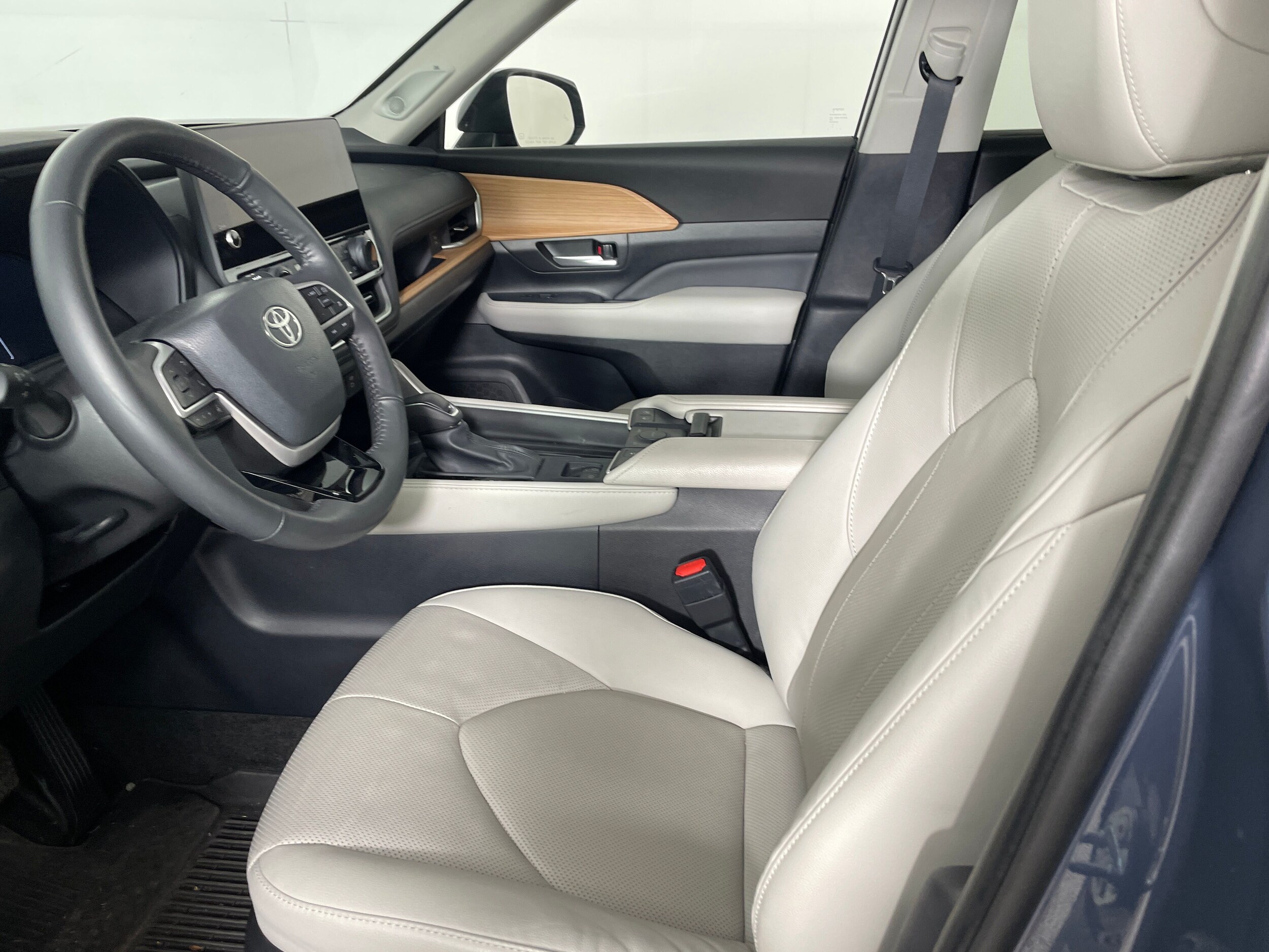 2024 Toyota Highlander Hybrid Limited photo 2