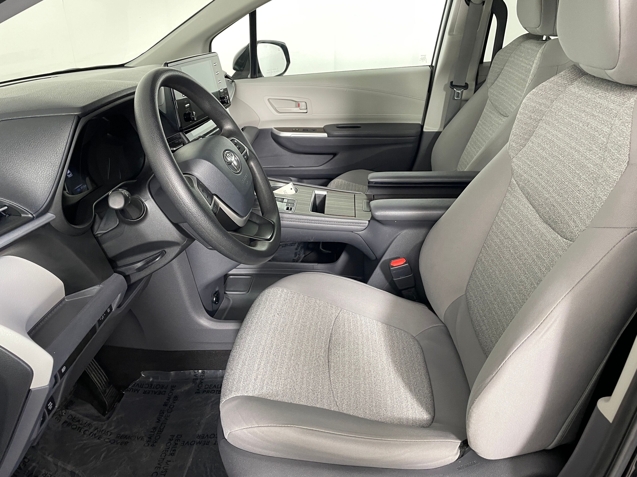 2021 Toyota Sienna LE photo 2