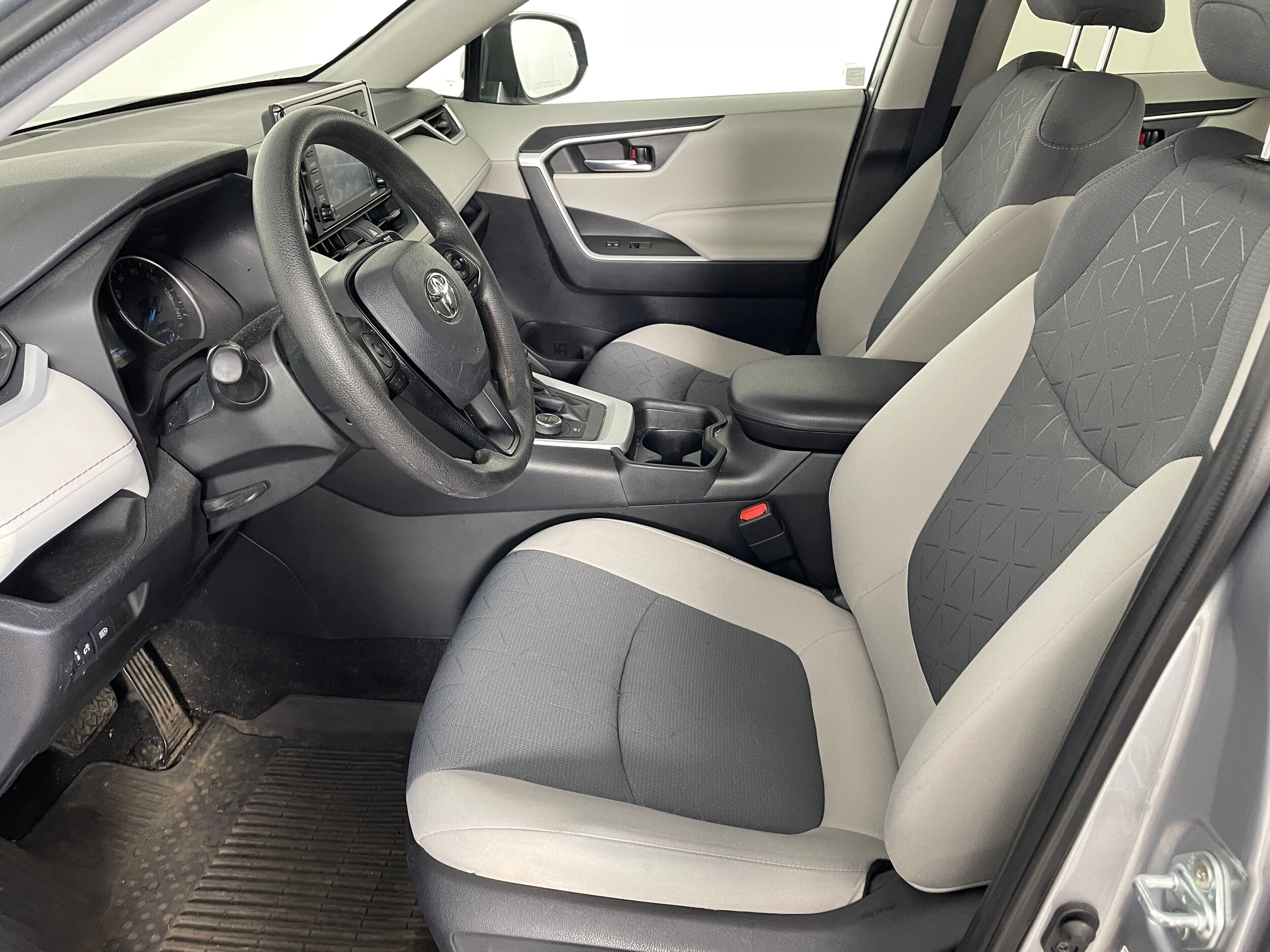 2021 Toyota RAV4 Hybrid XLE photo 2