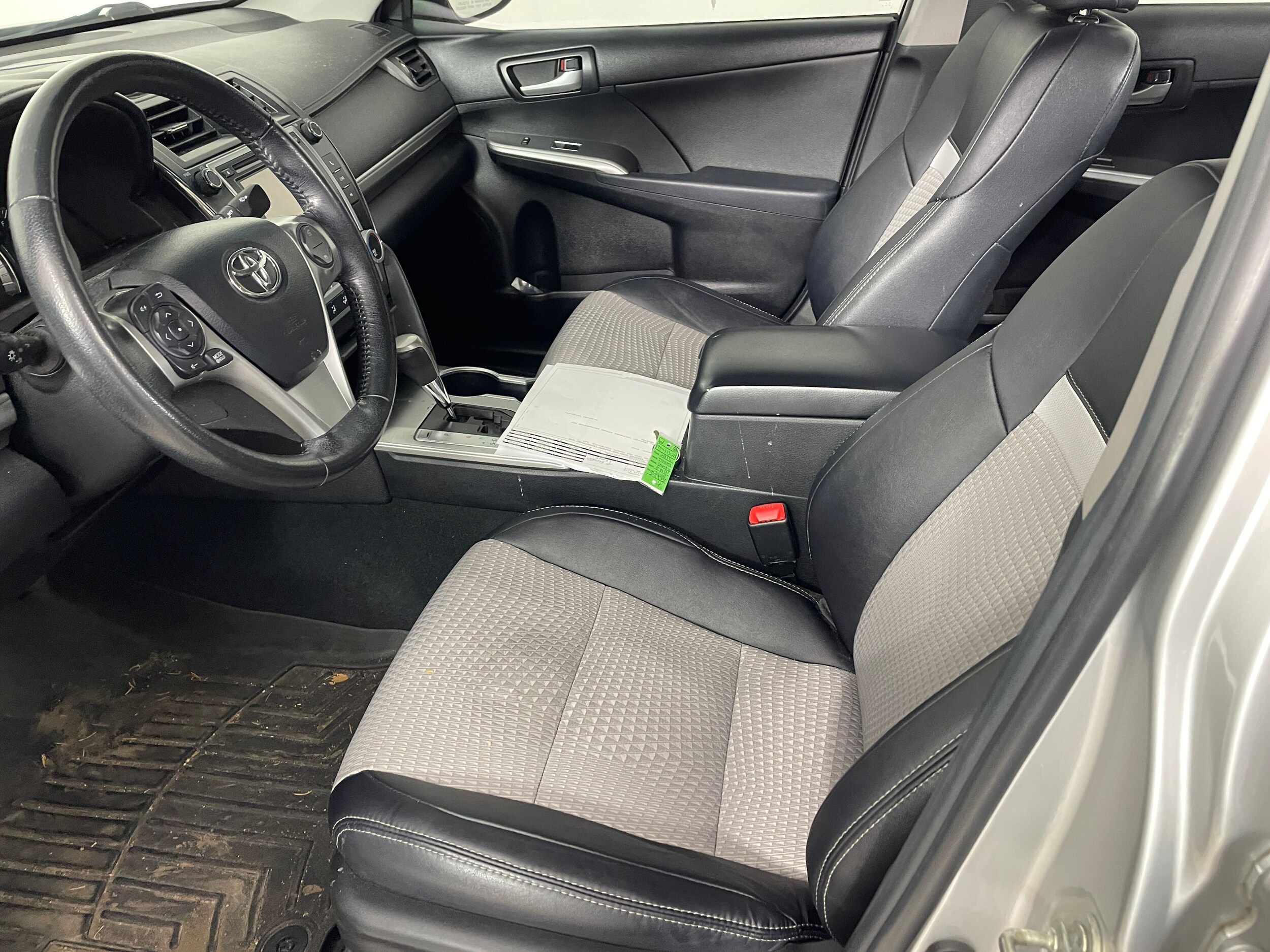 2013 Toyota Camry XLE photo 2
