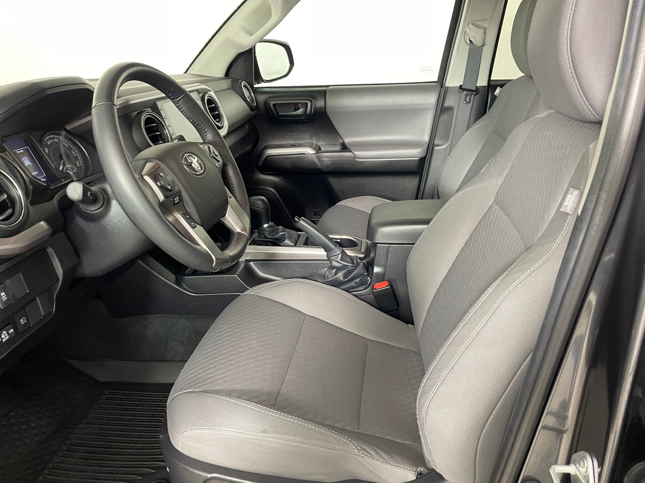 2022 Toyota Tacoma SR5 photo 2