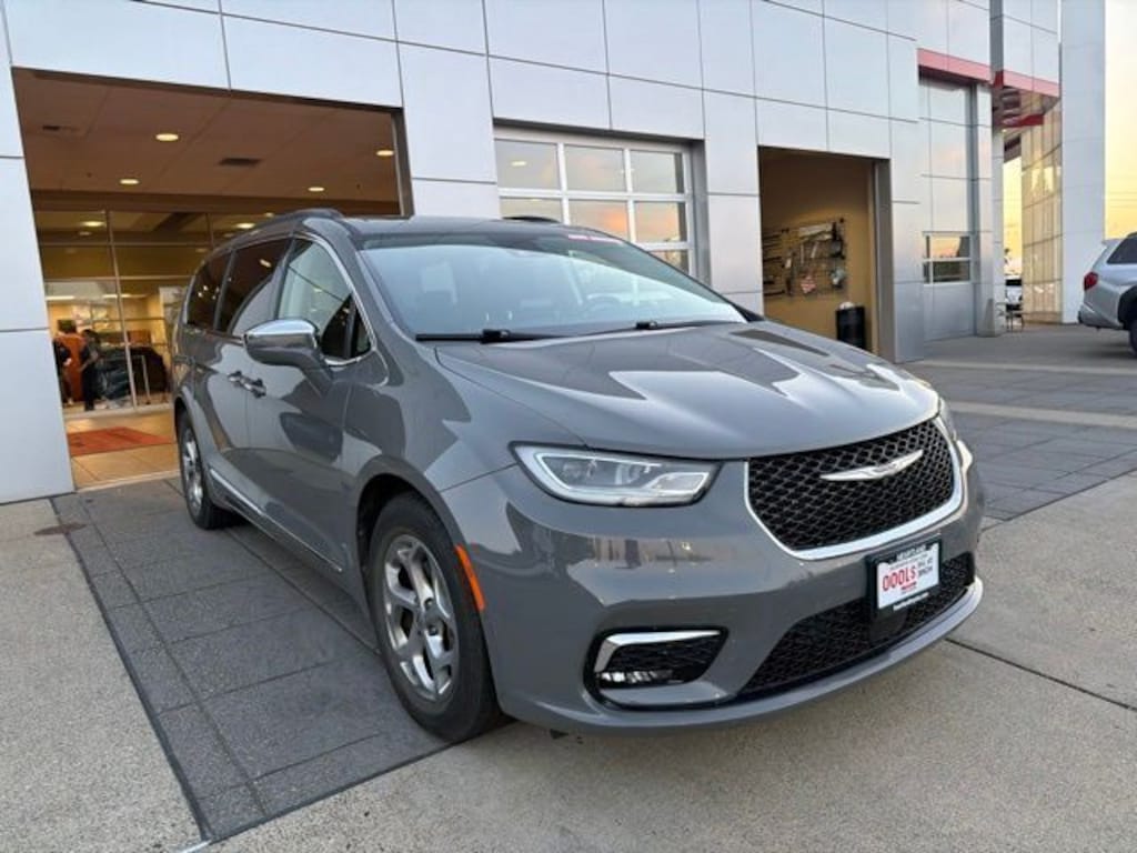 Used 2022 Chrysler Pacifica Limited Van Passenger Van