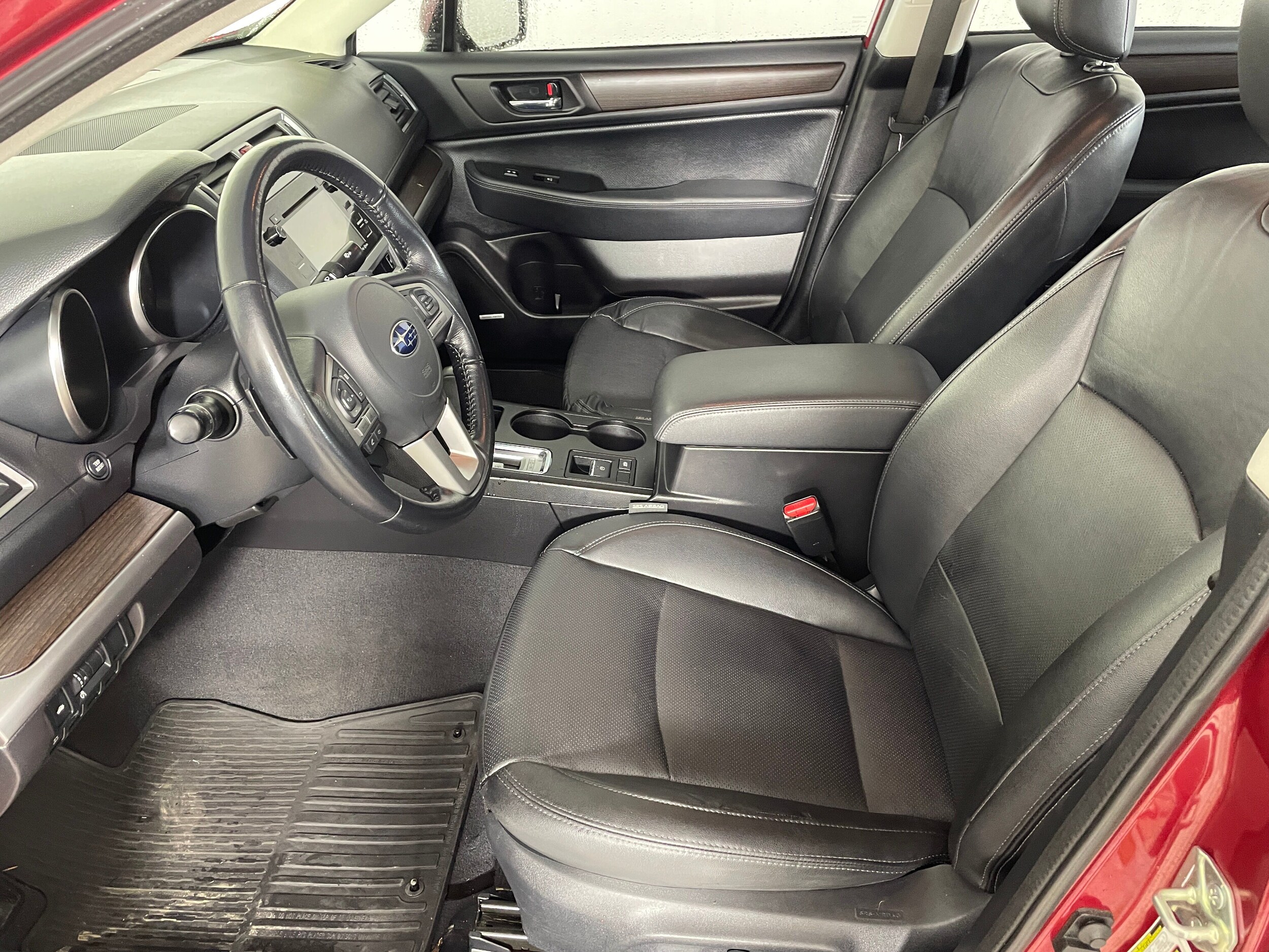 2016 Subaru Legacy 3.6R Limited photo 2