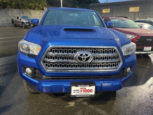 2017 Toyota Tacoma TRD Sport V6 photo 2