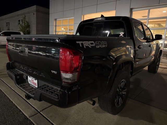 2017 Toyota Tacoma TRD Sport V6 photo 3