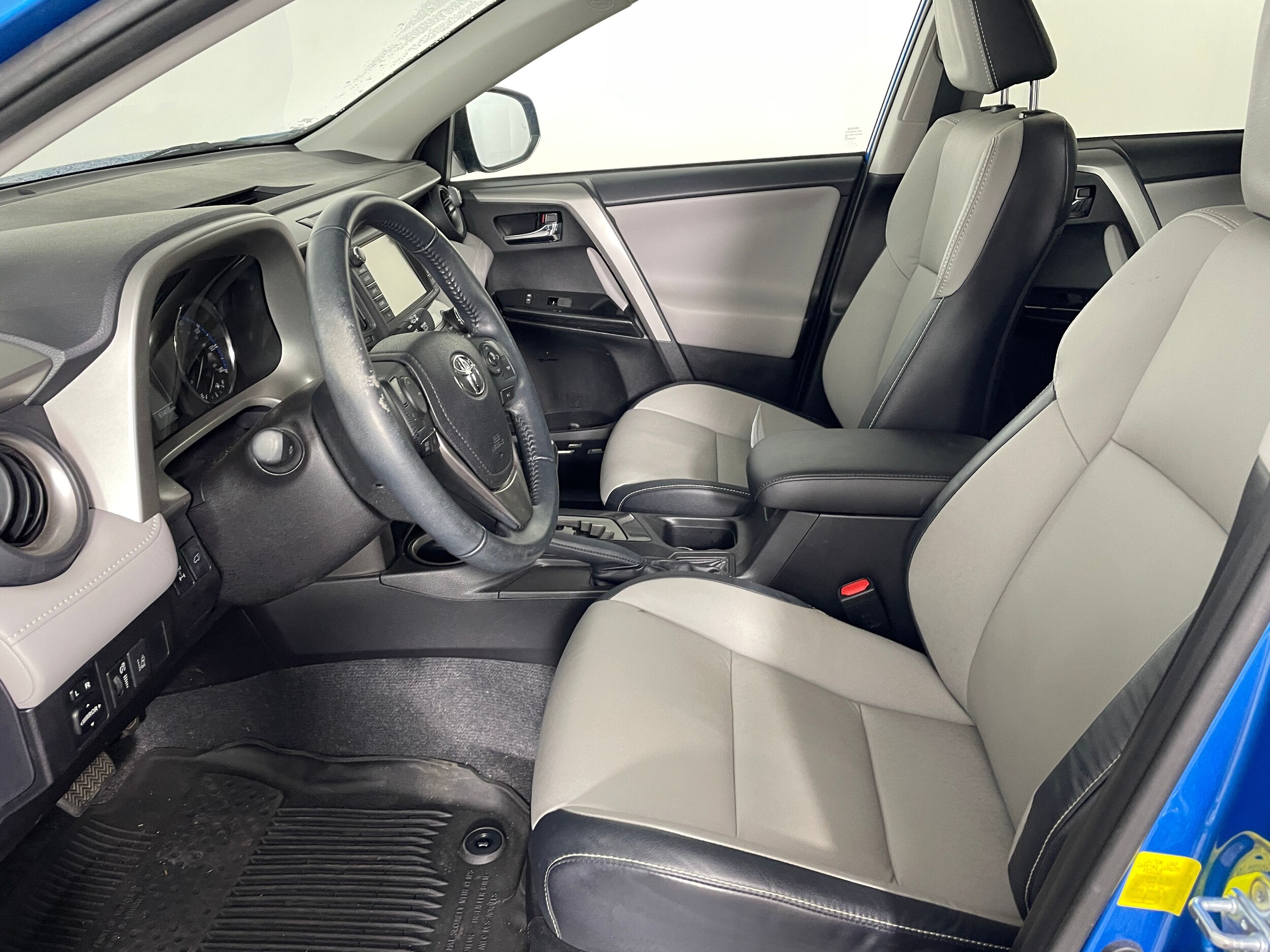 2016 Toyota RAV4 Limited photo 2