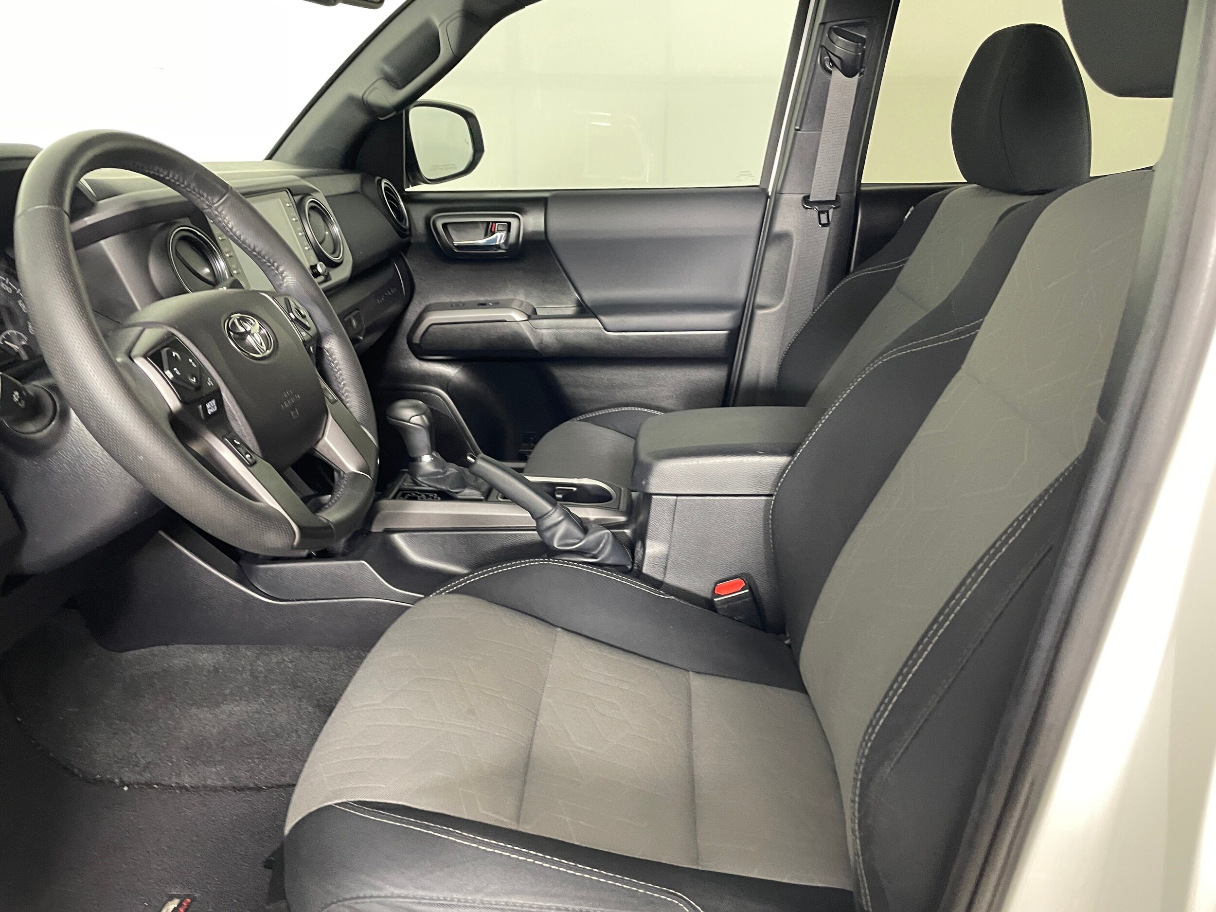 2022 Toyota Tacoma TRD Off-Road photo 3