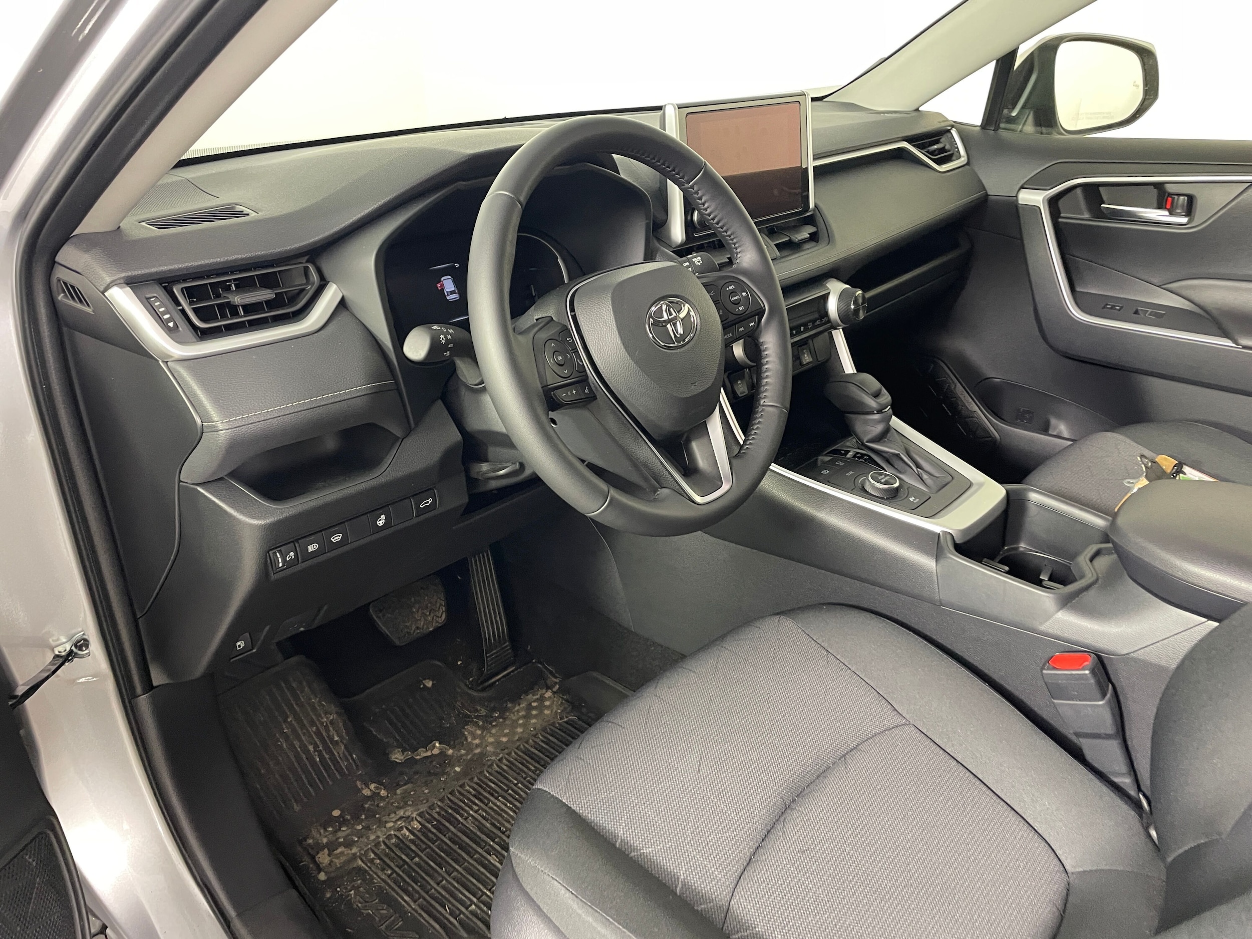 2025 Toyota RAV4 Hybrid XLE photo 3