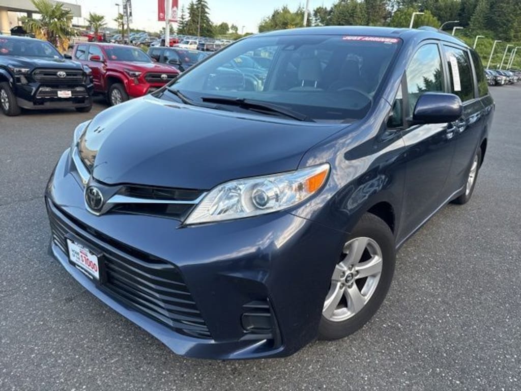 Used 2018 Toyota Sienna LE 8 Passenger Van Passenger Van