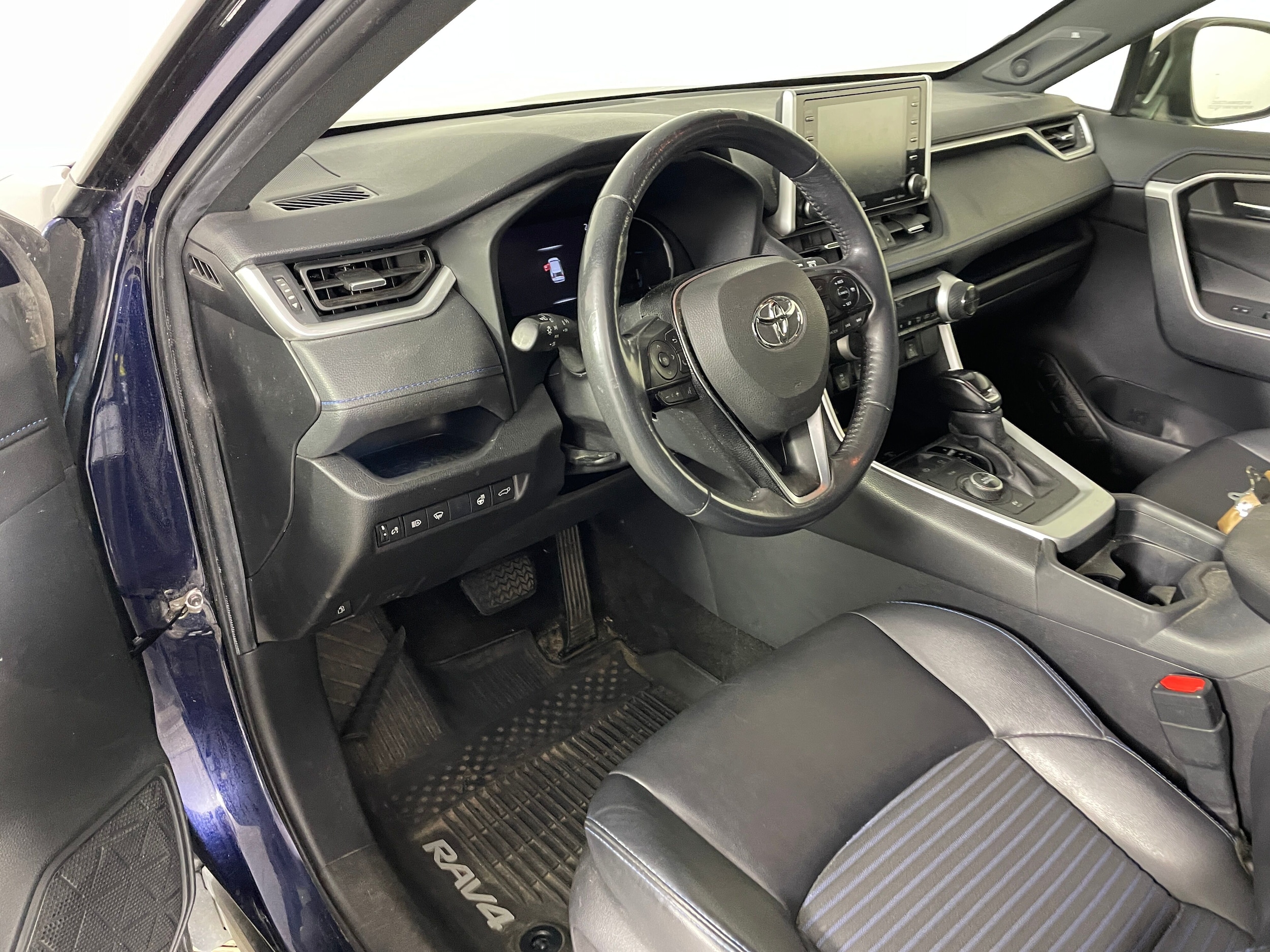 2020 Toyota RAV4 Hybrid XSE photo 3