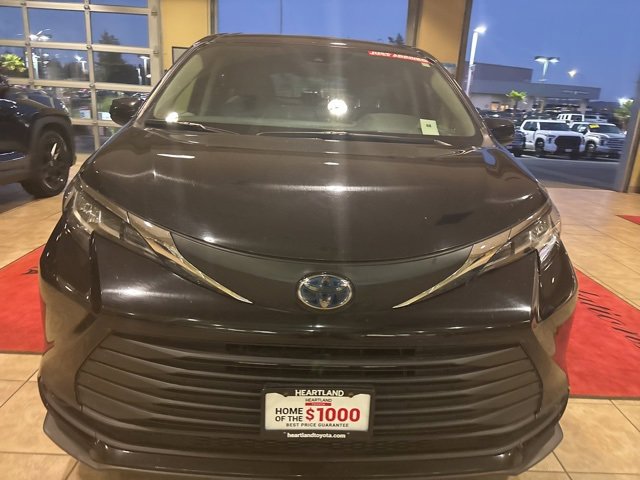 2021 Toyota Sienna LE photo 3
