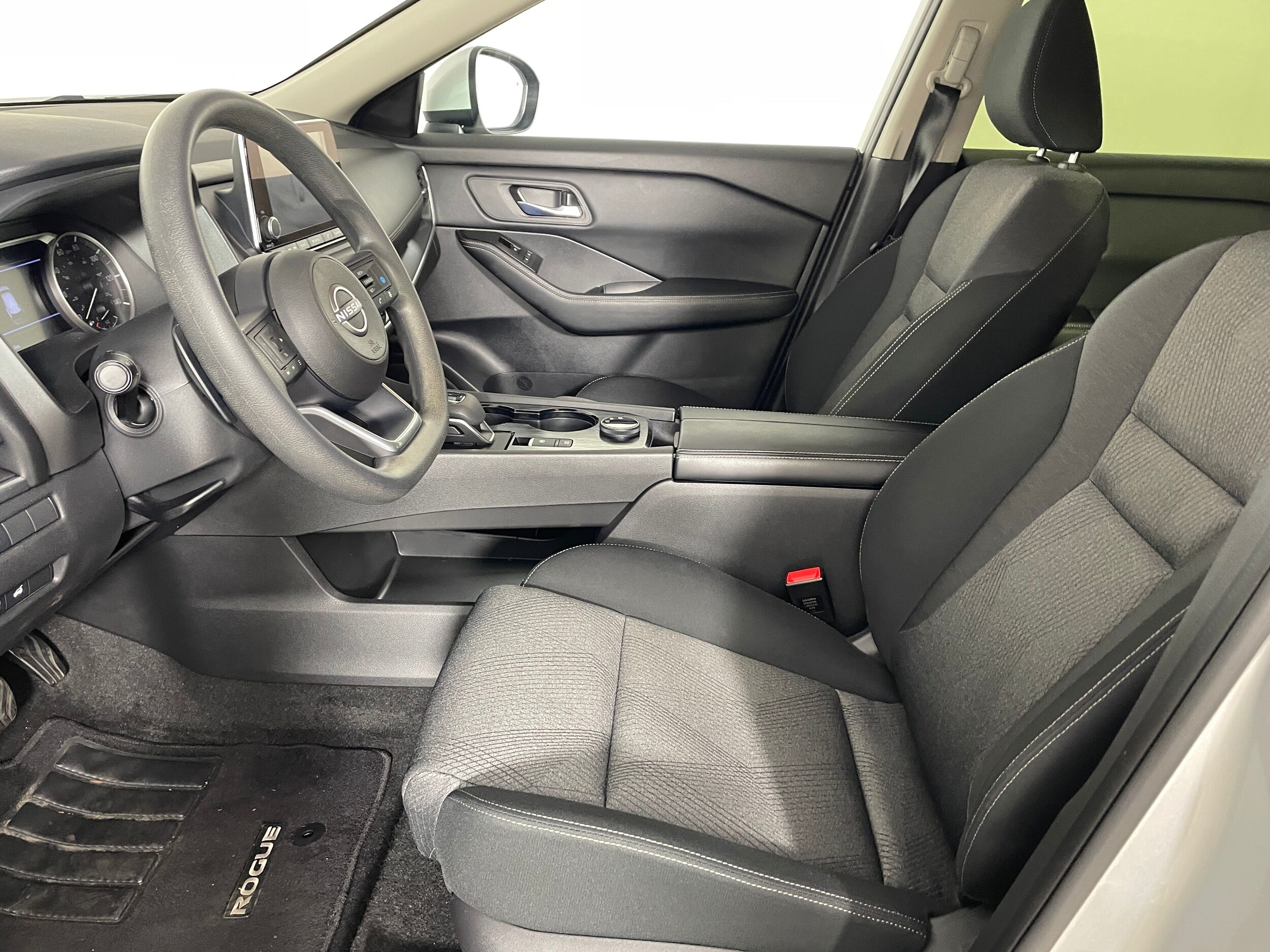 2024 Nissan Rogue SV photo 2